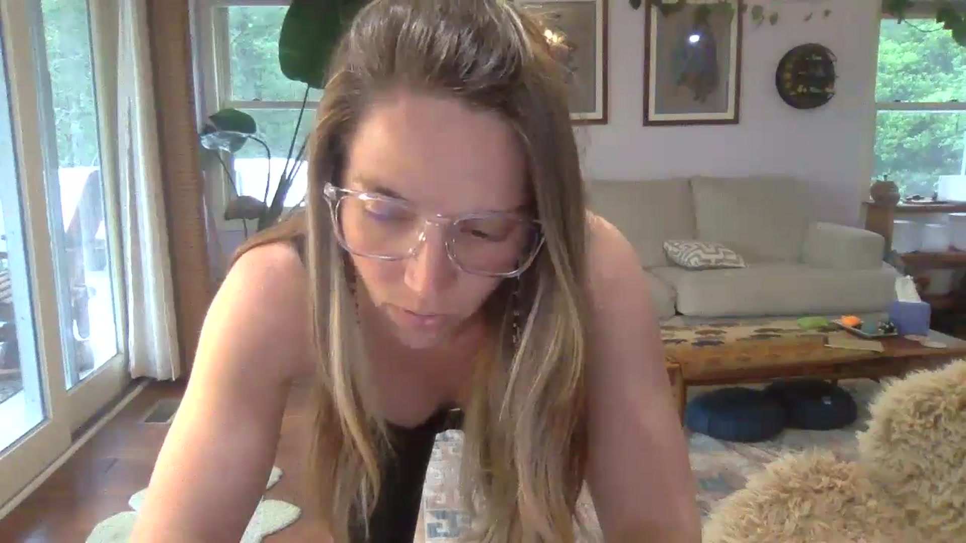 Gallery image thumbnail from GwenieDragon's myfreecams stream on, 05/15/2024, 20:18 image 7 of 20