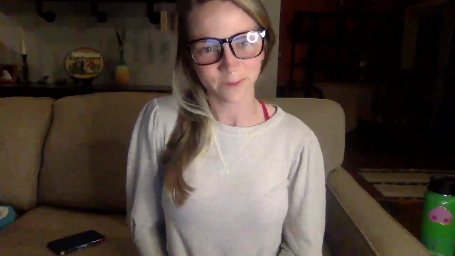 Gallery image thumbnail from GwenieDragon's myfreecams stream on, 05/19/2024, 02:19 image 5 of 20