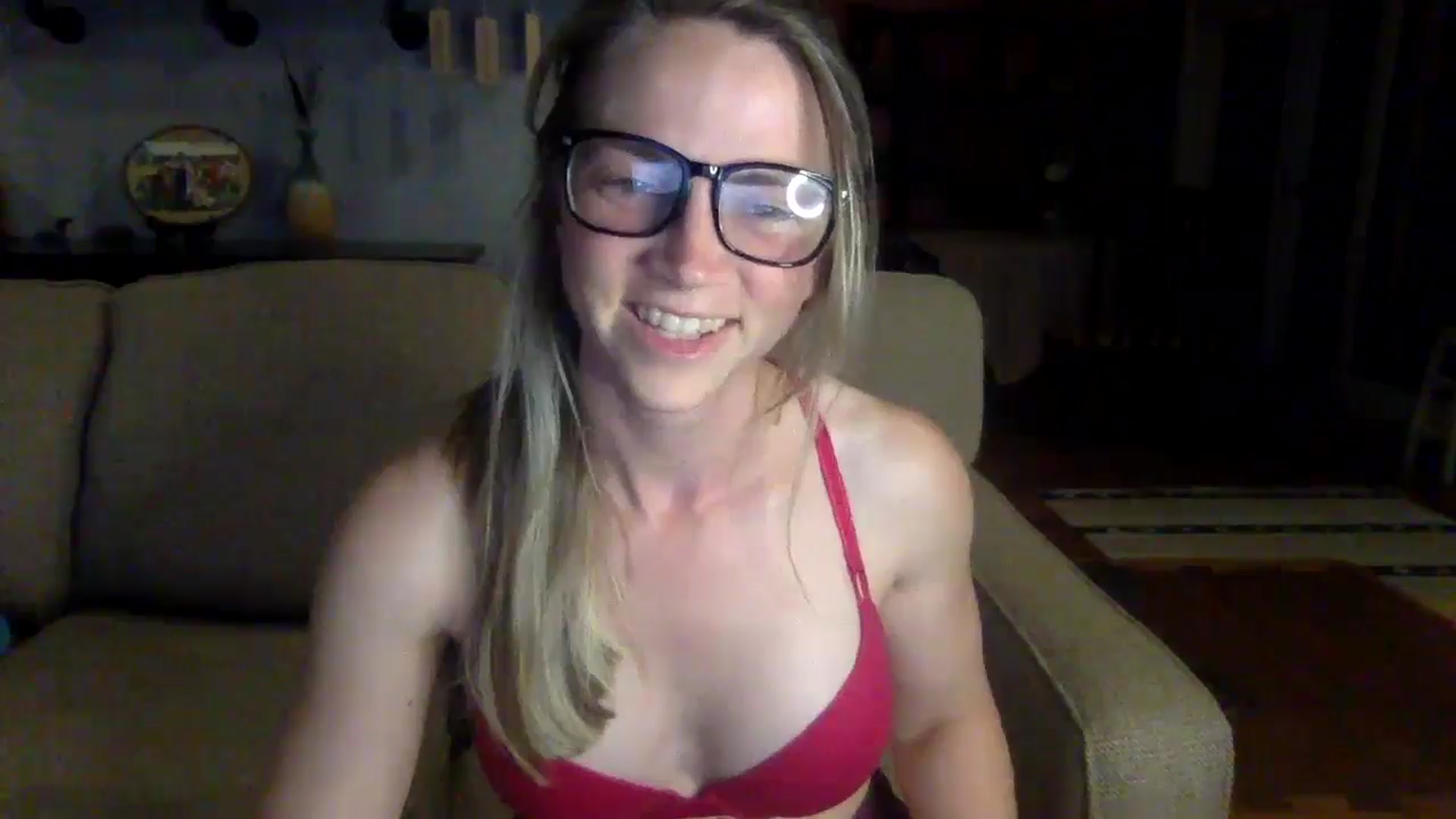 Gallery image thumbnail from GwenieDragon's myfreecams stream on, 05/19/2024, 02:19 image 19 of 20