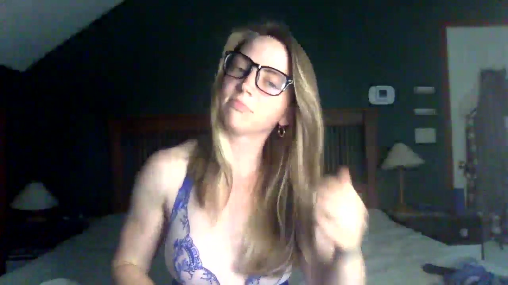 Gallery image thumbnail from GwenieDragon's myfreecams stream on, 05/20/2024, 19:58 image 19 of 20