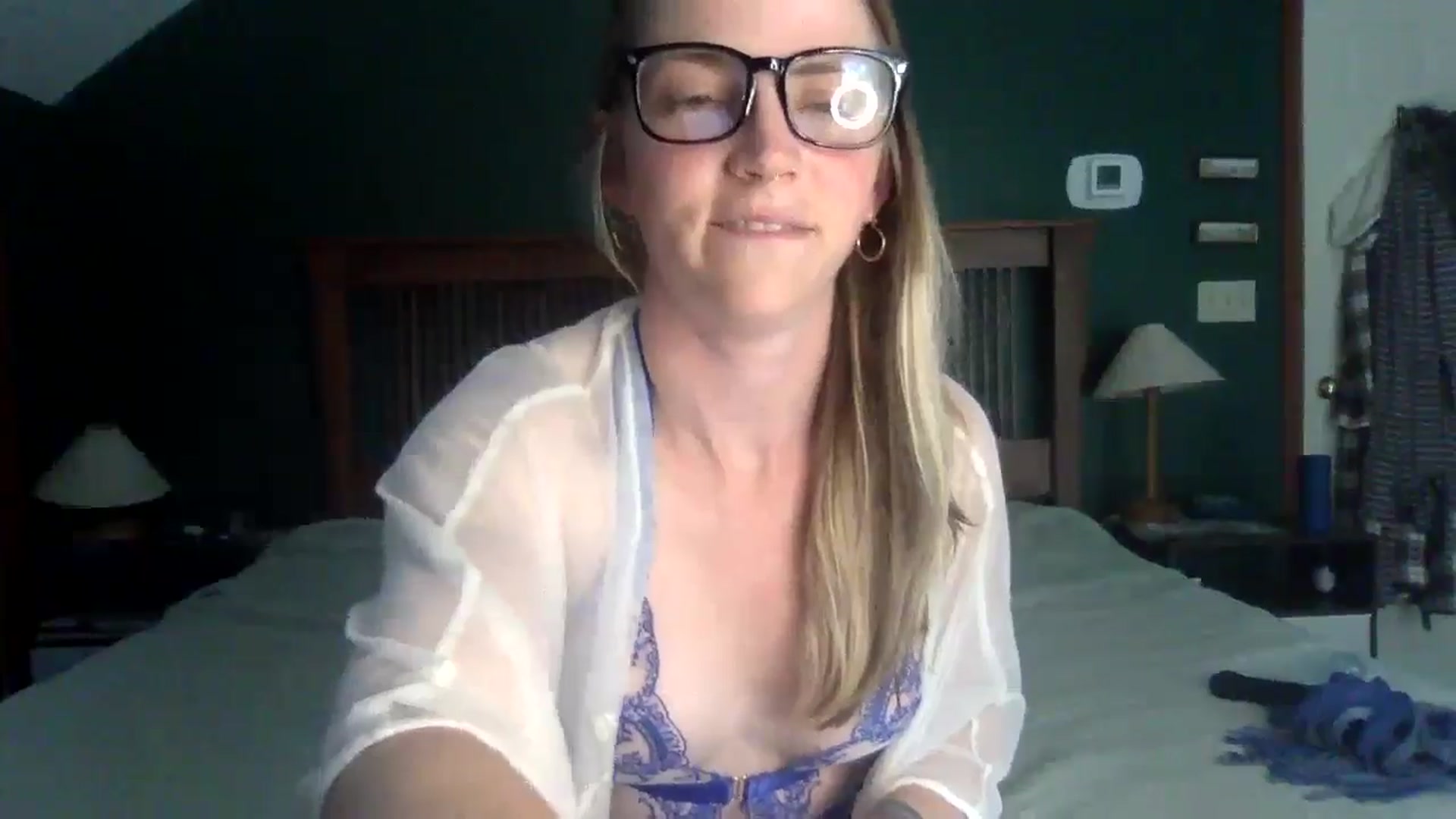 Gallery image thumbnail from GwenieDragon's myfreecams stream on, 05/20/2024, 19:58 image 4 of 20
