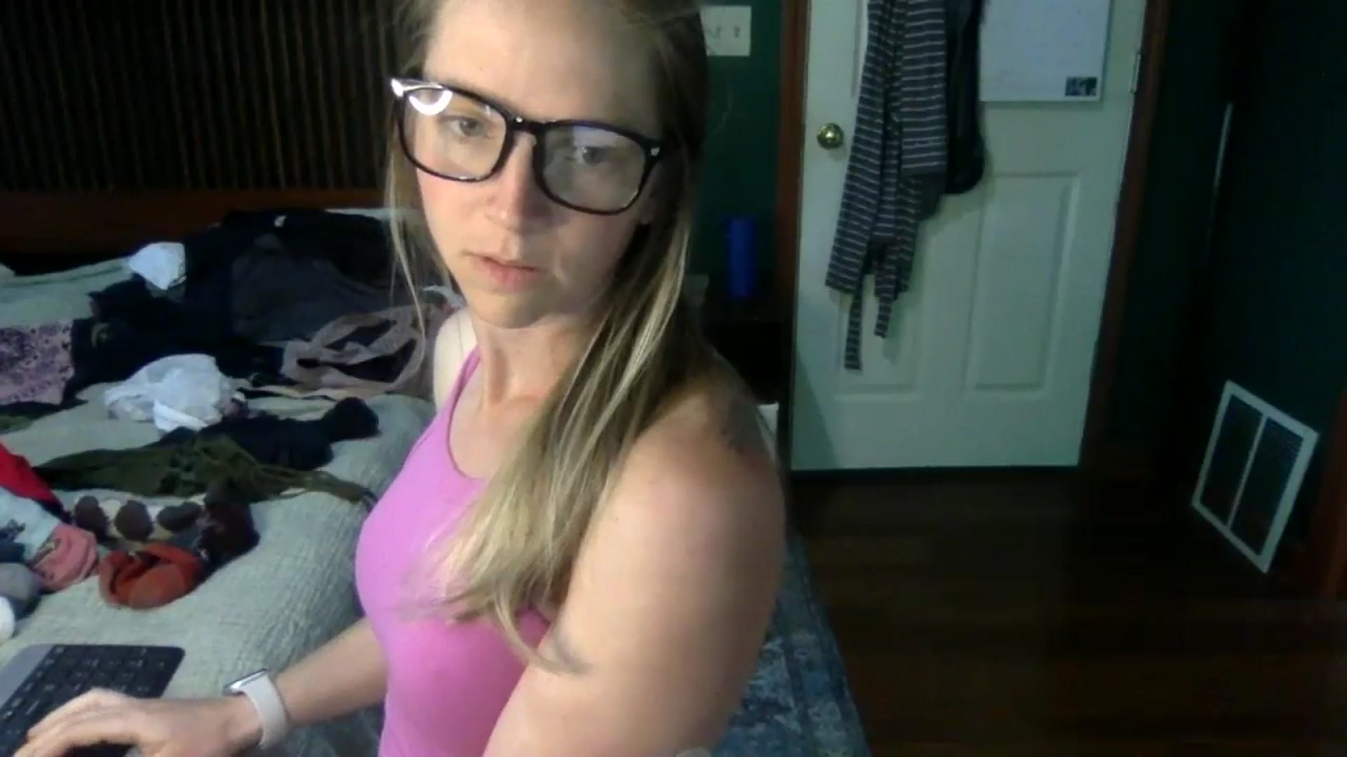 Gallery image thumbnail from GwenieDragon's myfreecams stream on, 05/22/2024, 13:47 image 11 of 20