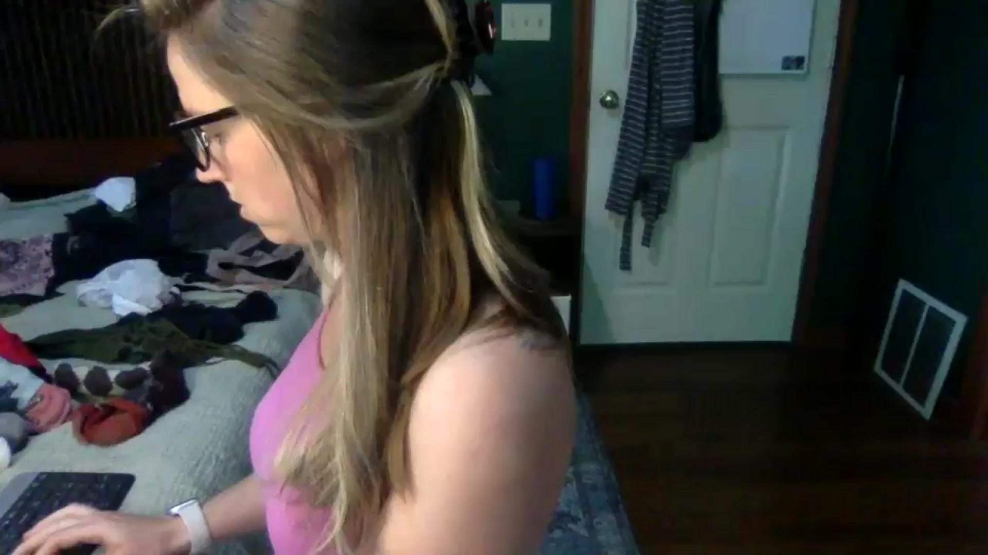 Gallery image thumbnail from GwenieDragon's myfreecams stream on, 05/22/2024, 13:47 image 12 of 20