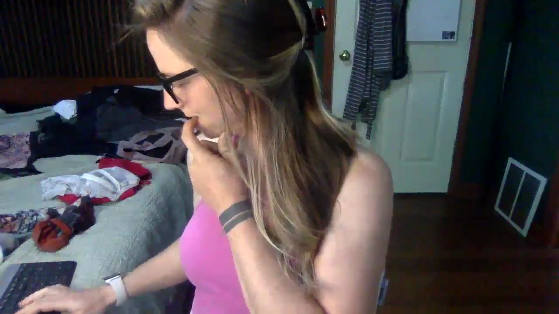 Gallery image thumbnail from GwenieDragon's myfreecams stream on, 05/22/2024, 13:47 image 17 of 20