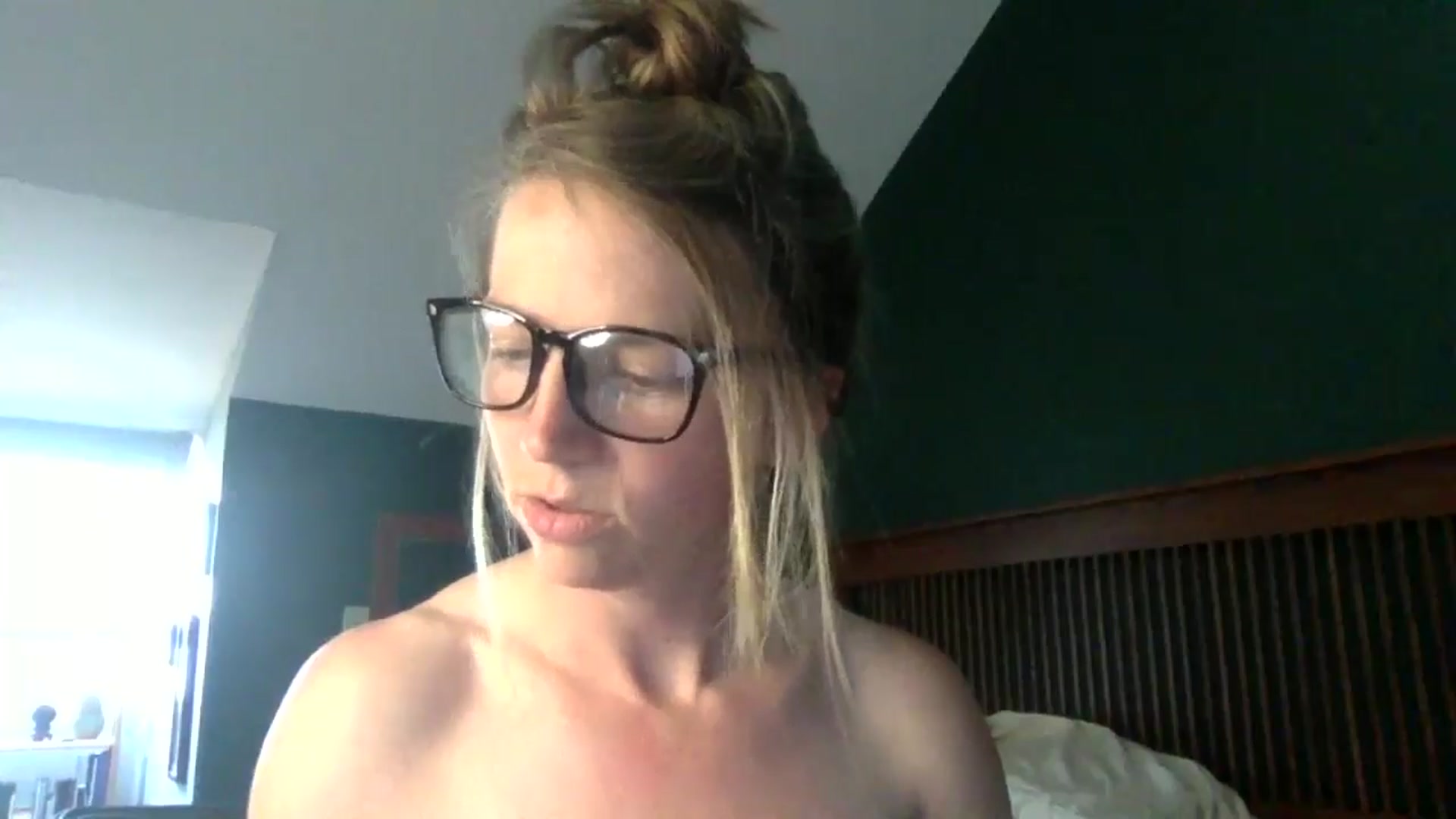 Gallery image thumbnail from GwenieDragon's myfreecams stream on, 05/22/2024, 15:48 image 5 of 20