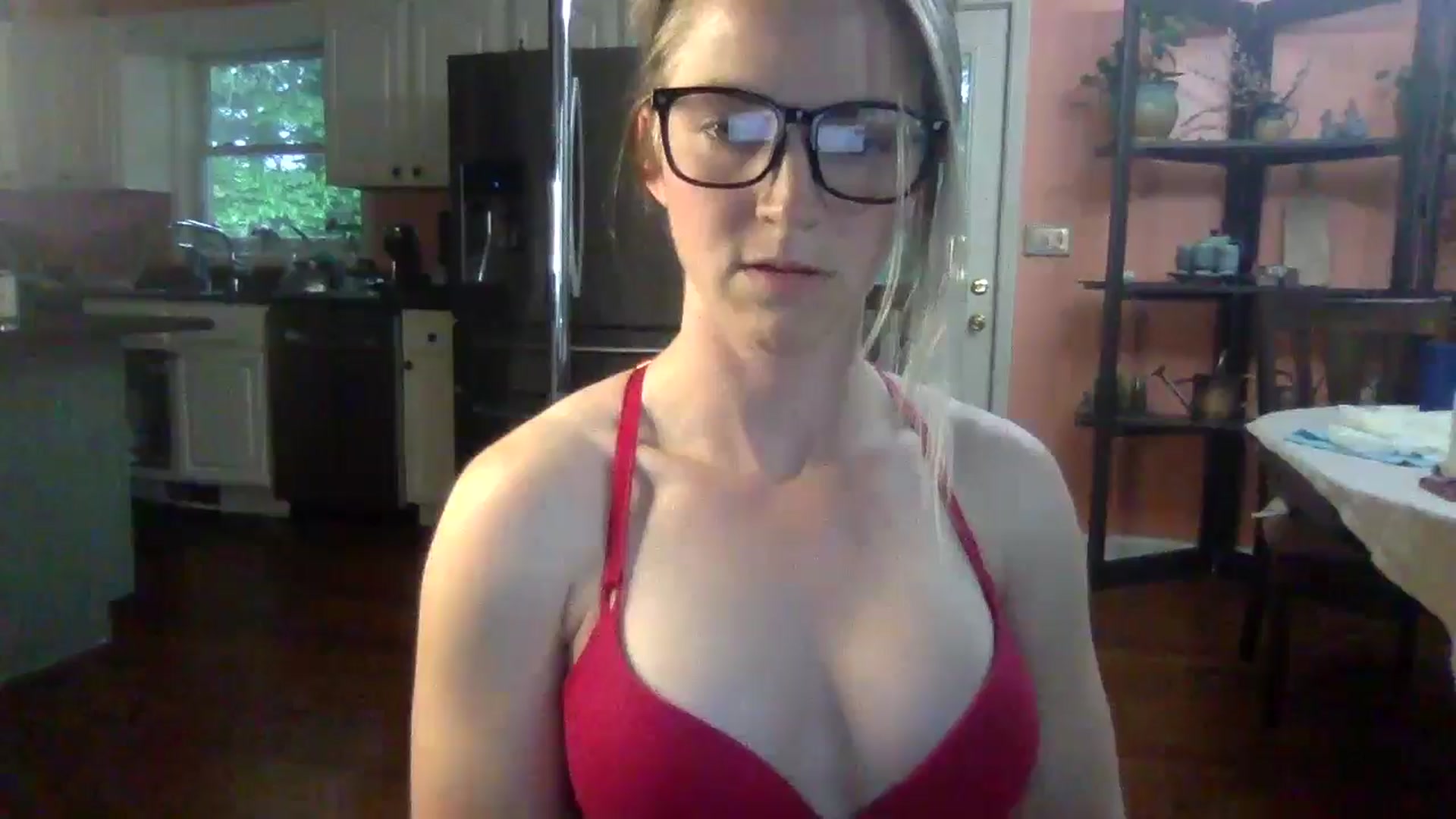 Gallery image thumbnail from GwenieDragon's myfreecams stream on, 05/22/2024, 23:56 image 18 of 20