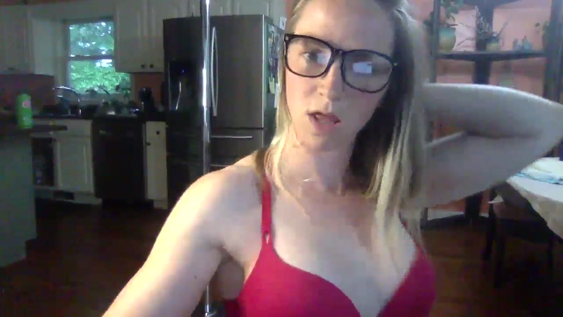 Gallery image thumbnail from GwenieDragon's myfreecams stream on, 05/22/2024, 23:56 image 12 of 20