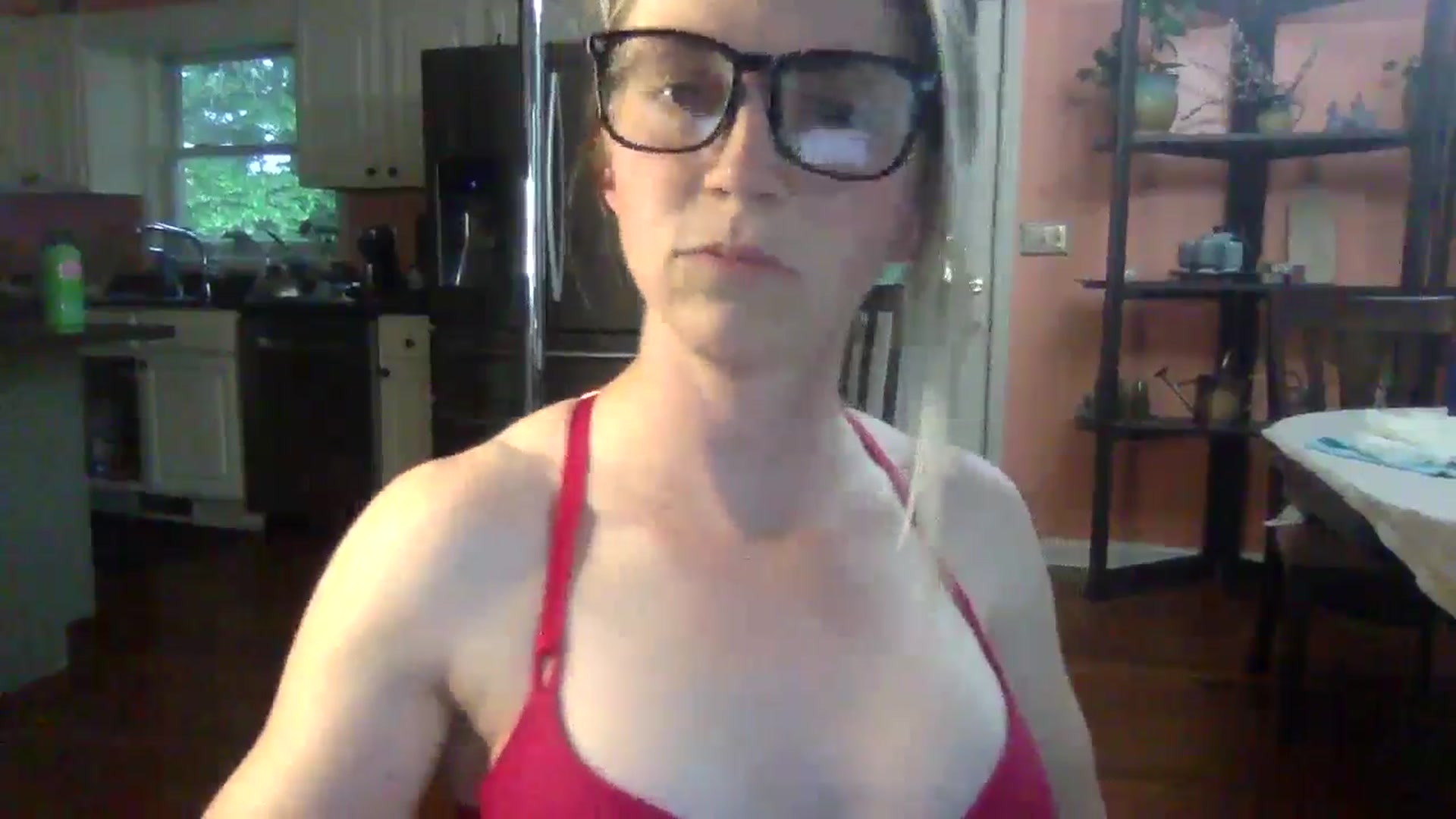 Gallery image thumbnail from GwenieDragon's myfreecams stream on, 05/22/2024, 23:56 image 16 of 20