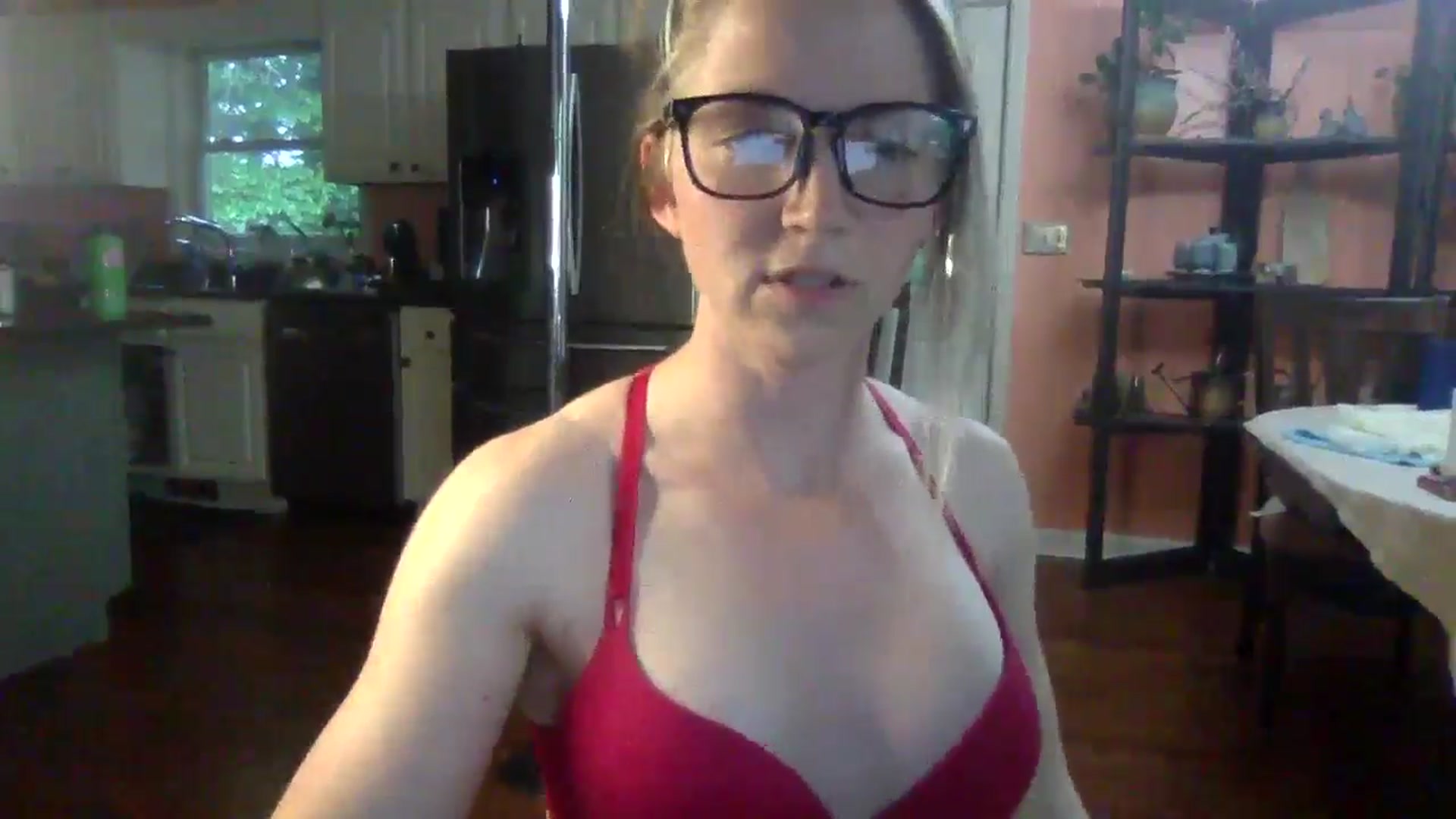 Gallery image thumbnail from GwenieDragon's myfreecams stream on, 05/22/2024, 23:56 image 17 of 20