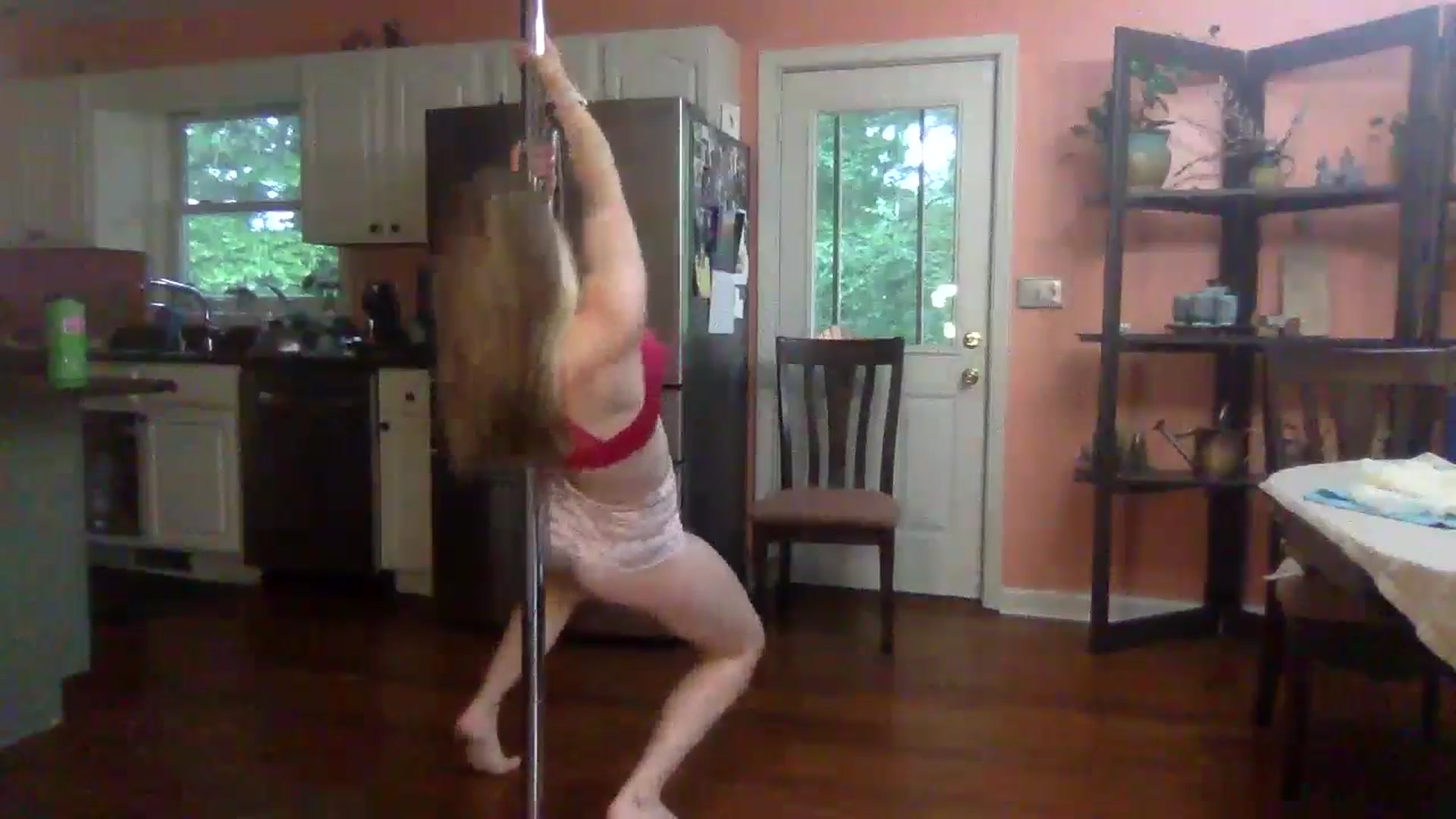 Gallery image thumbnail from GwenieDragon's myfreecams stream on, 05/22/2024, 23:56 image 10 of 20