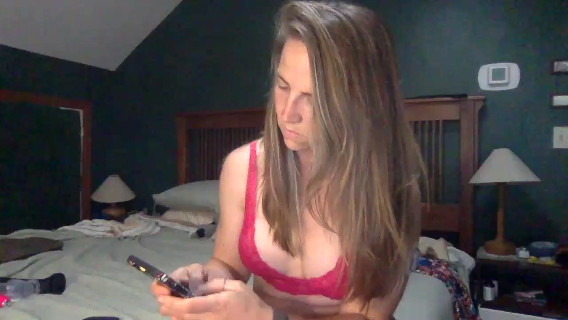 Gallery image thumbnail from GwennieDragon's myfreecams stream on, 06/03/2024, 20:05 image 14 of 20