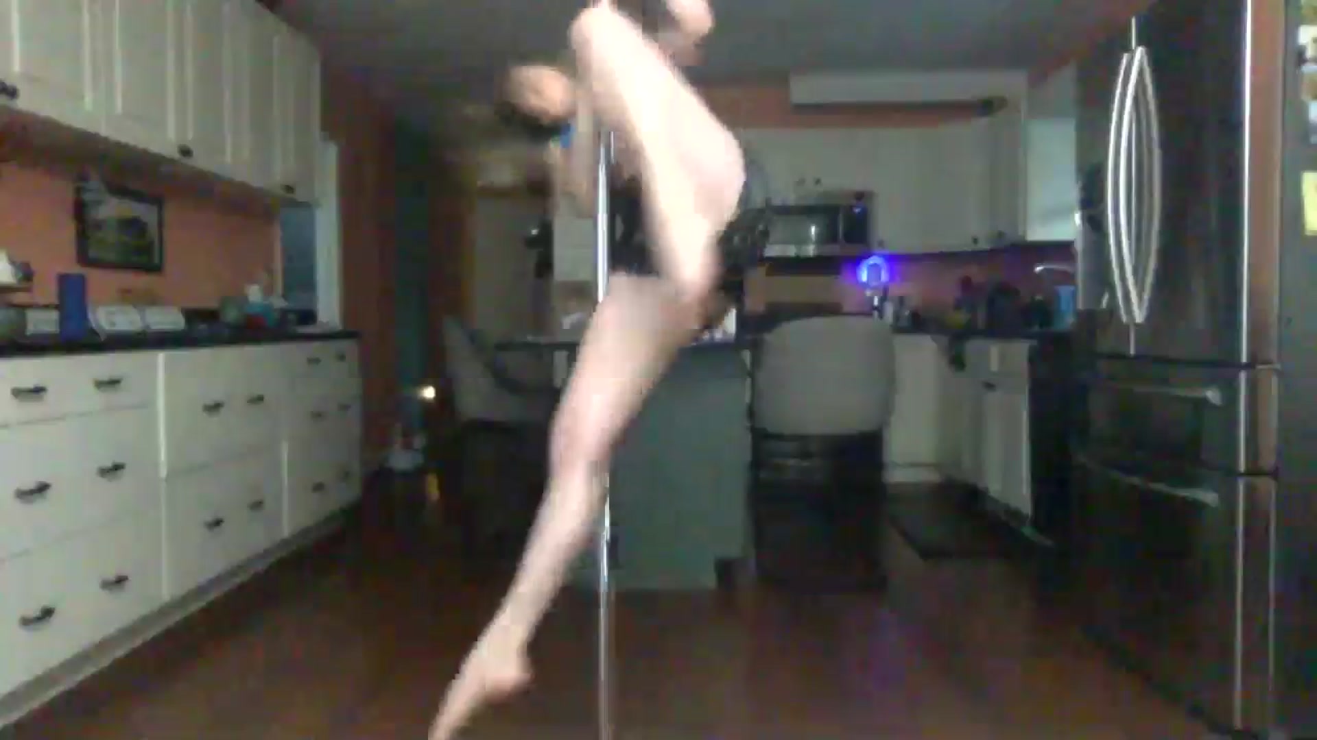 Gallery image thumbnail from GwennieDragon's myfreecams stream on, 06/06/2024, 23:23 image 6 of 20