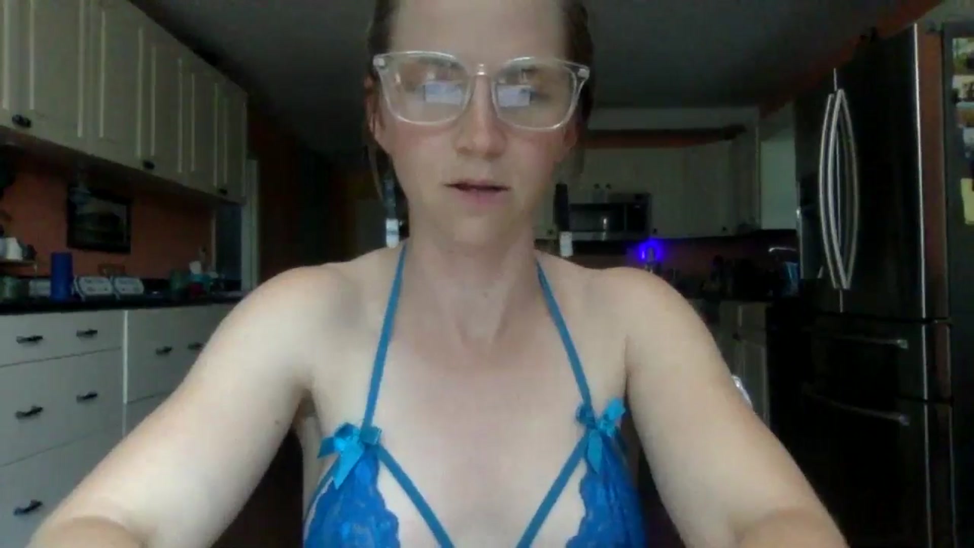 Gallery image thumbnail from GwennieDragon's myfreecams stream on, 06/06/2024, 23:23 image 17 of 20