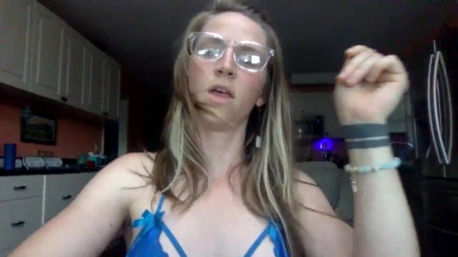 Gallery image thumbnail from GwennieDragon's myfreecams stream on, 06/06/2024, 23:47 image 16 of 20