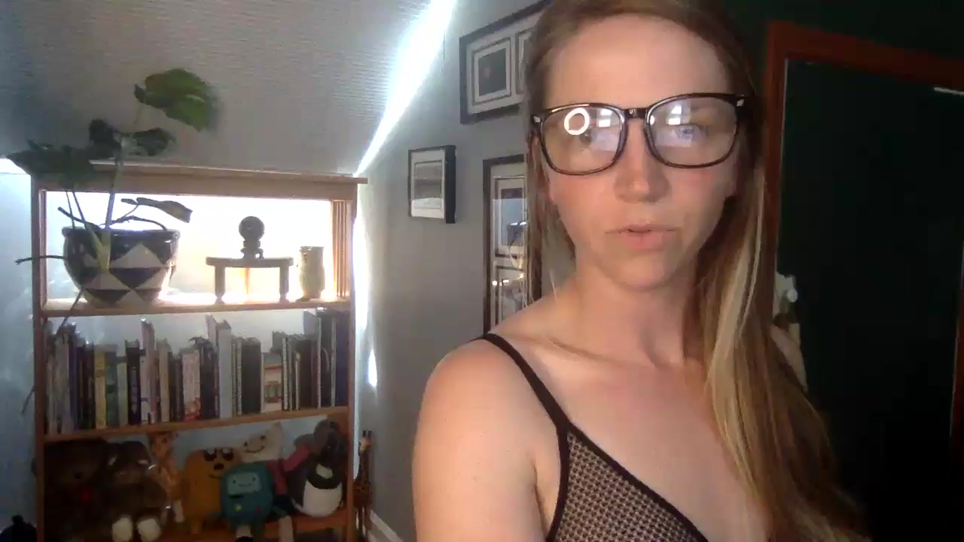 Gallery image thumbnail from GwennieDragon's myfreecams stream on, 06/10/2024, 19:55 image 1 of 20