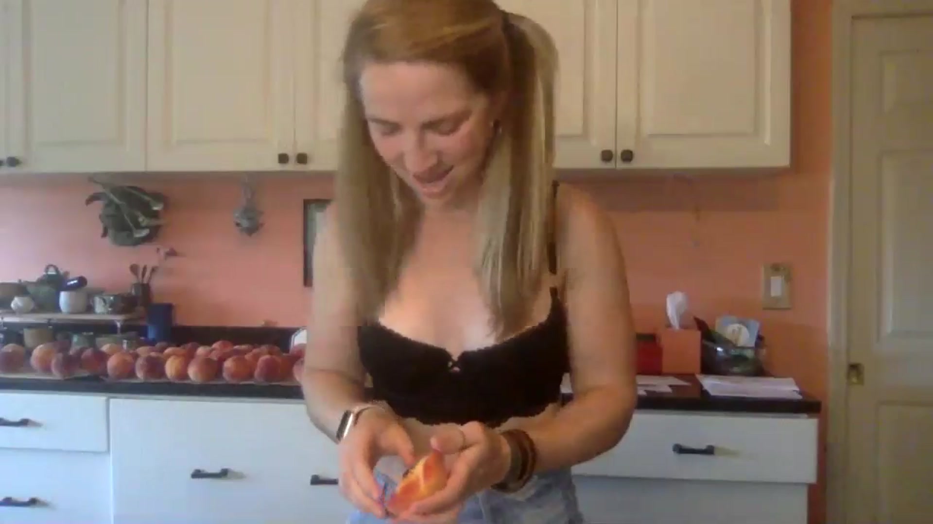 Gallery image thumbnail from GwennieDragon's myfreecams stream on, 07/11/2024, 17:24 image 4 of 20
