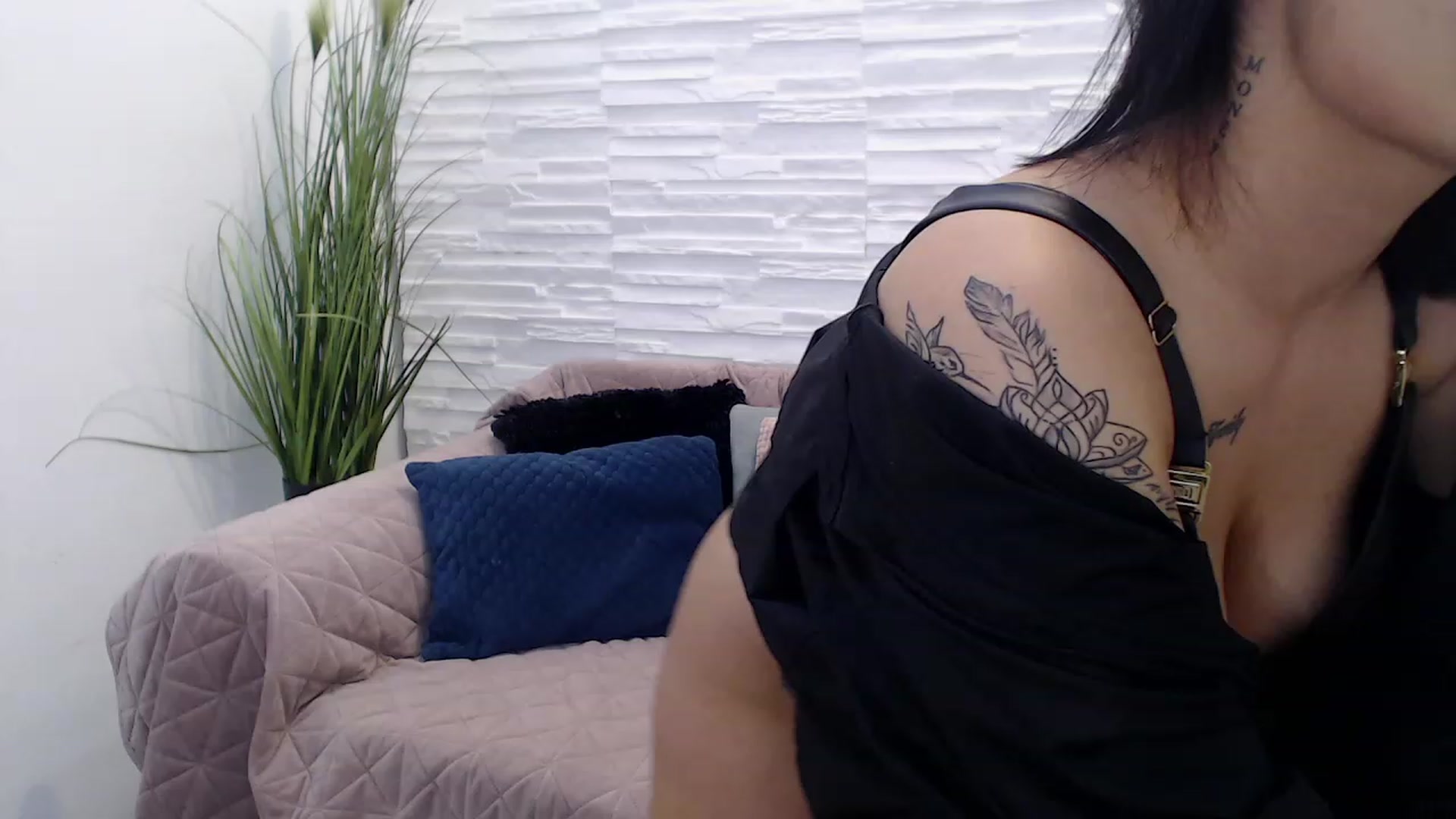 Gallery image thumbnail from Gymbunnyblck's myfreecams stream on, 03/20/2023, 12:12 image 14 of 20