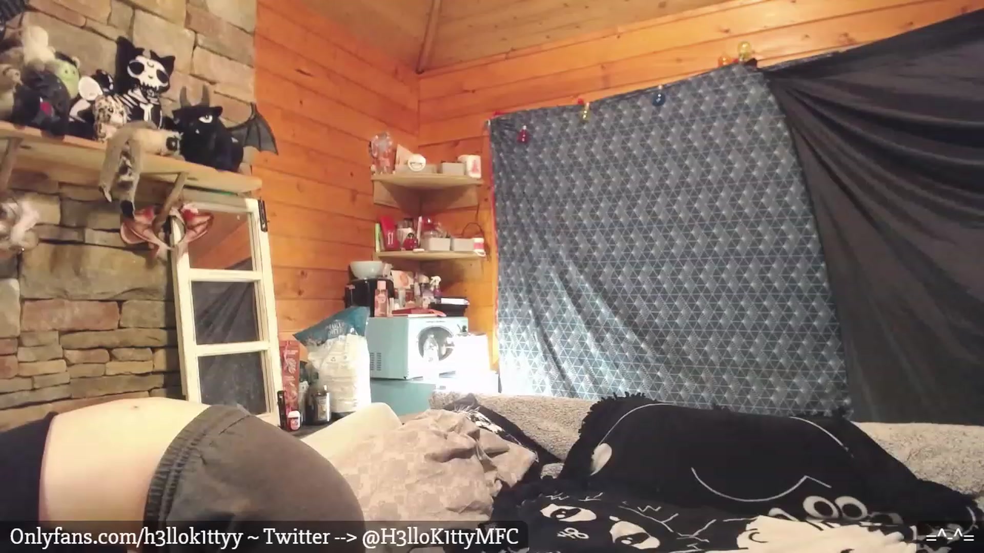 Gallery image thumbnail from H3llok1tty's myfreecams stream on, 01/08/2023, 07:31 image 3 of 20