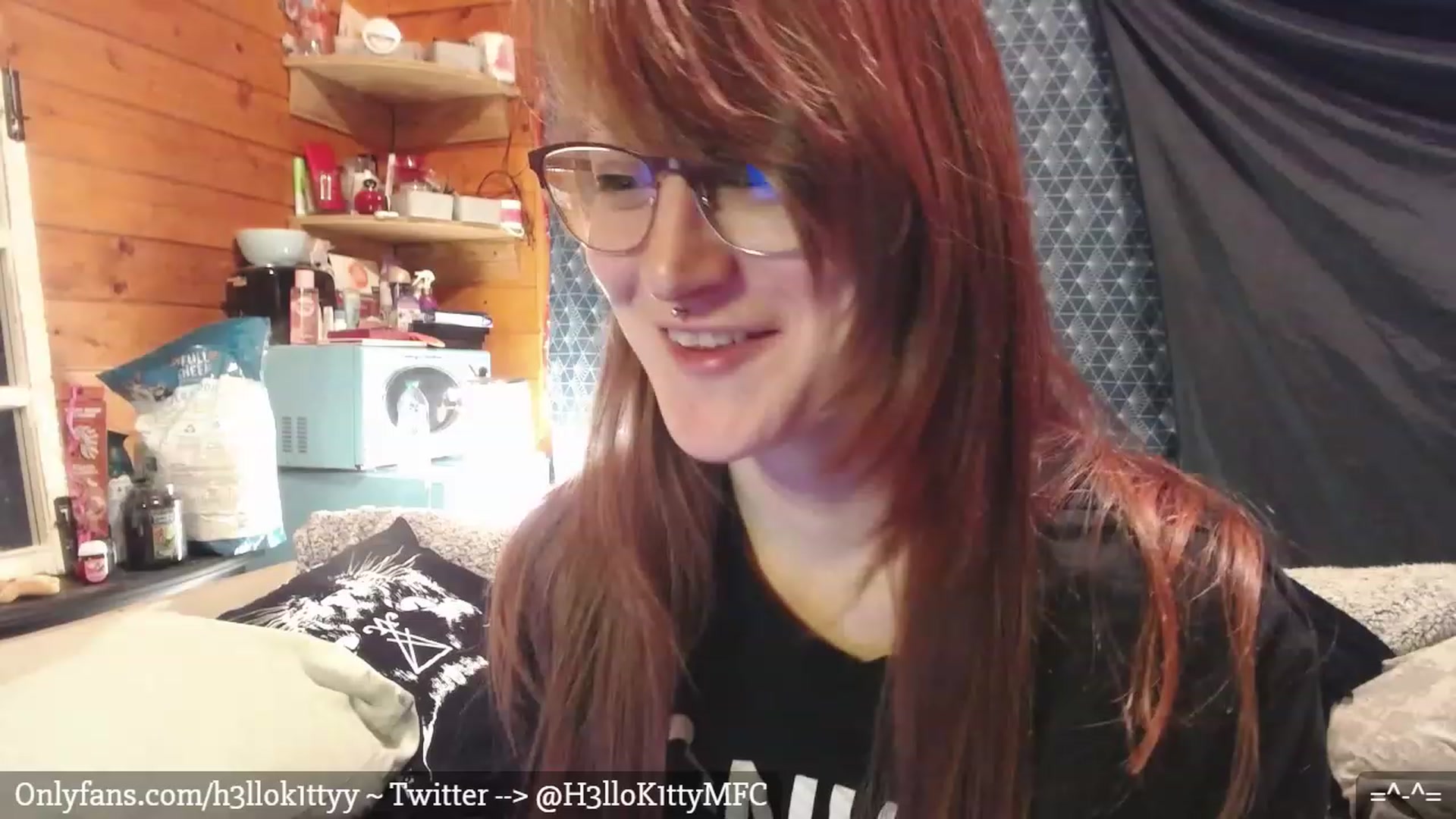 Gallery image thumbnail from H3llok1tty's myfreecams stream on, 01/08/2023, 07:31 image 9 of 20