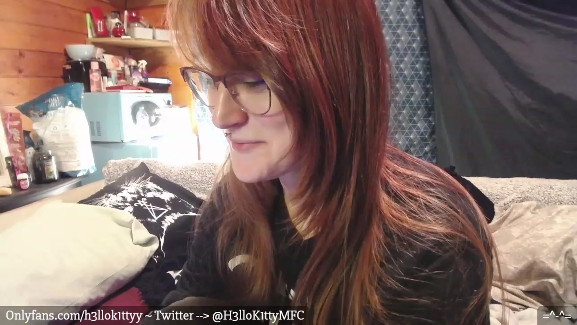 Gallery image thumbnail from H3llok1tty's myfreecams stream on, 01/08/2023, 07:31 image 13 of 20