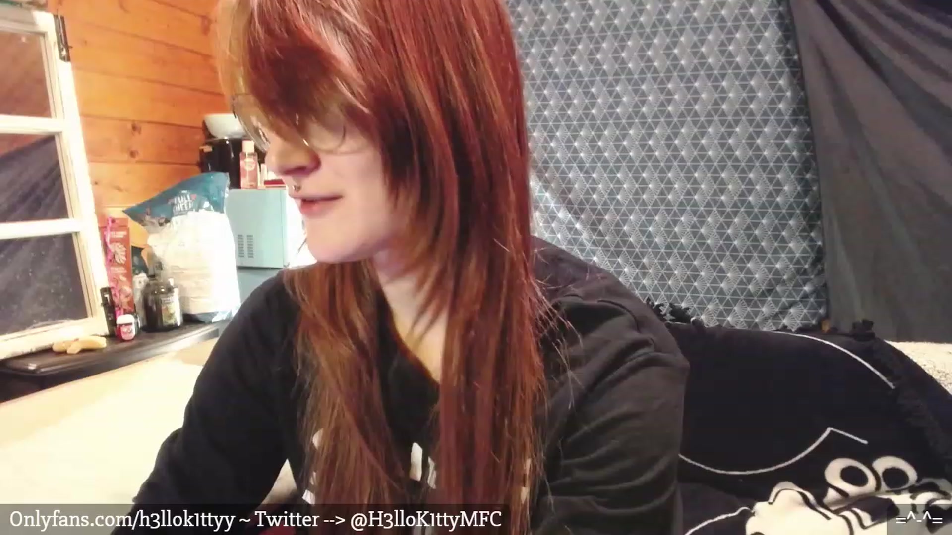 Gallery image thumbnail from H3llok1tty's myfreecams stream on, 01/08/2023, 07:31 image 5 of 20