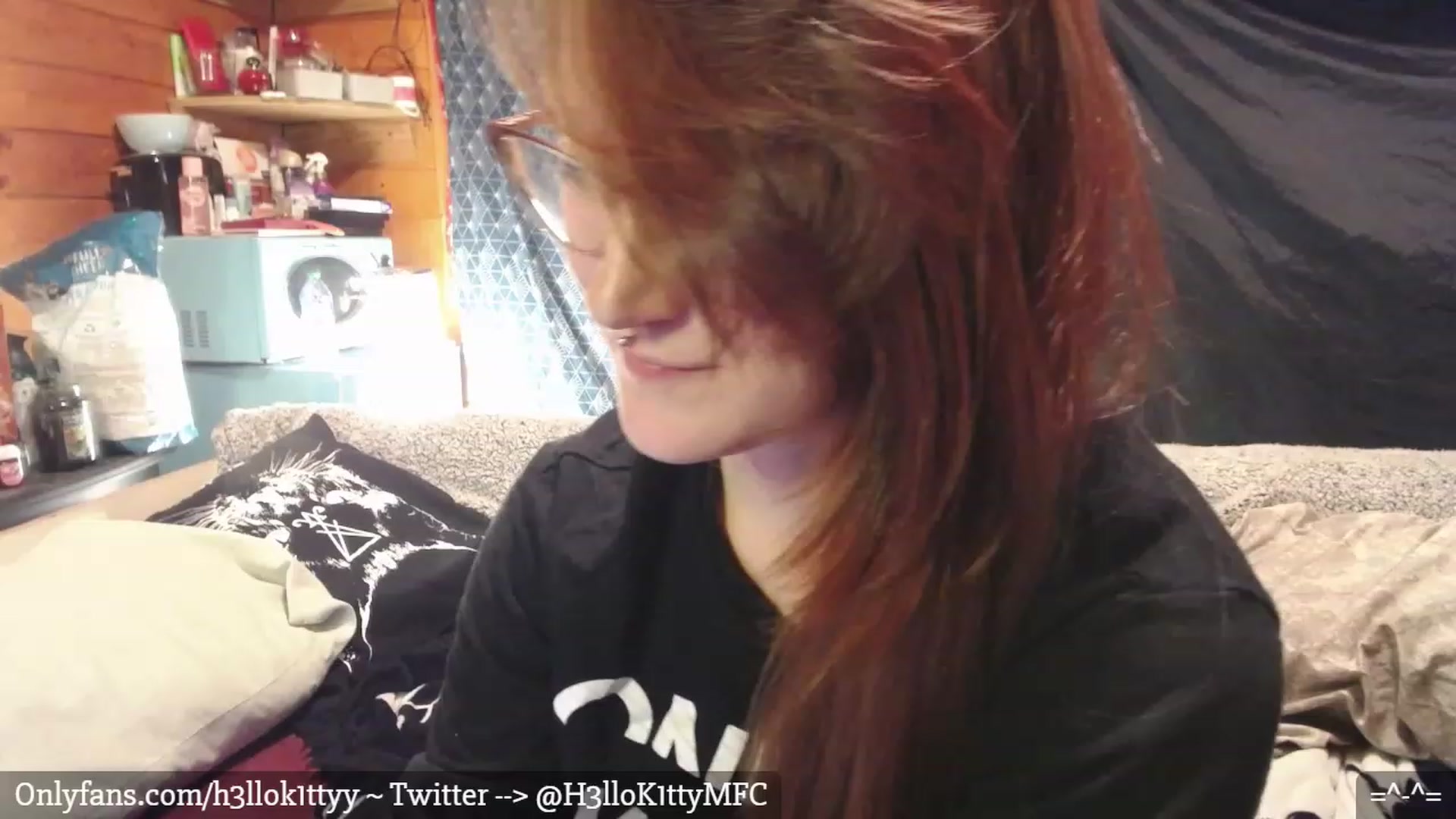 Gallery image thumbnail from H3llok1tty's myfreecams stream on, 01/08/2023, 07:31 image 12 of 20