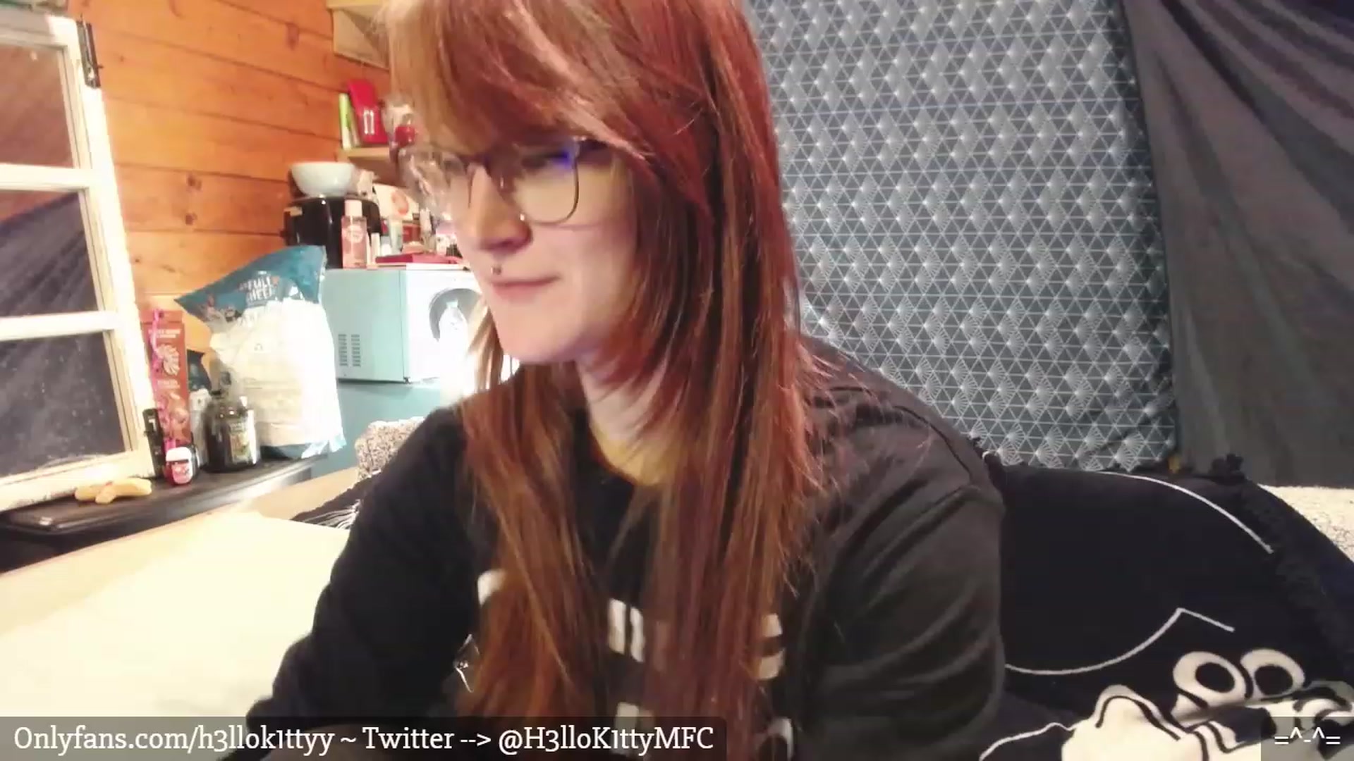 Gallery image thumbnail from H3llok1tty's myfreecams stream on, 01/08/2023, 07:31 image 6 of 20