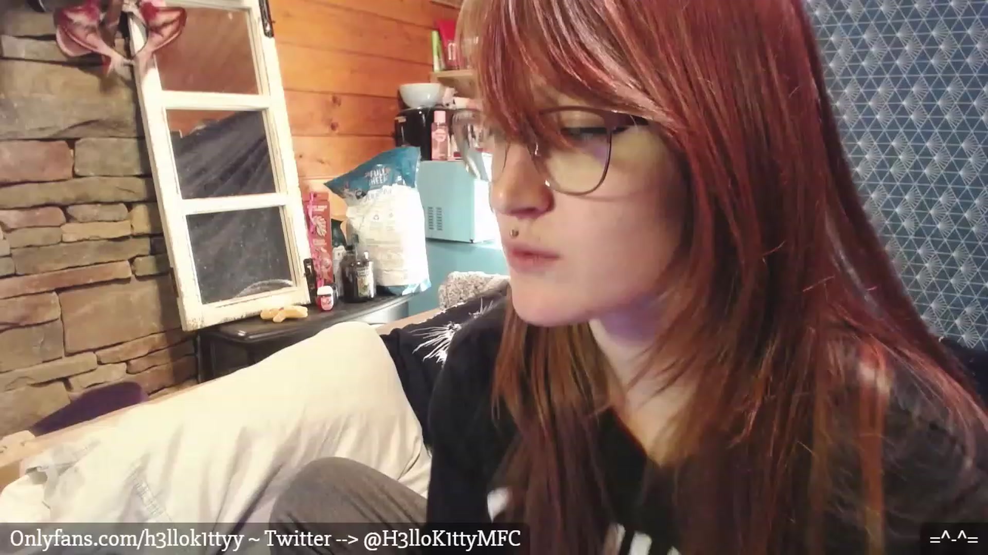 Gallery image thumbnail from H3llok1tty's myfreecams stream on, 01/08/2023, 07:31 image 1 of 20