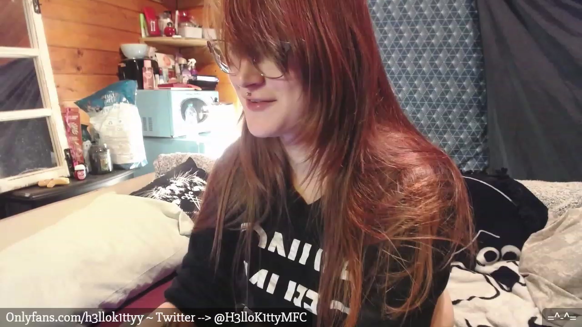 Gallery image thumbnail from H3llok1tty's myfreecams stream on, 01/08/2023, 07:31 image 16 of 20