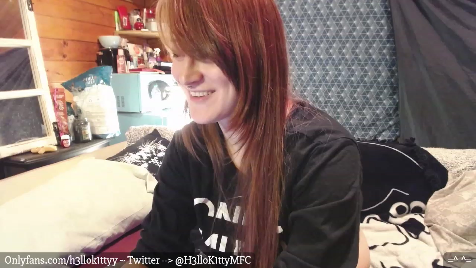 Gallery image thumbnail from H3llok1tty's myfreecams stream on, 01/08/2023, 07:31 image 18 of 20
