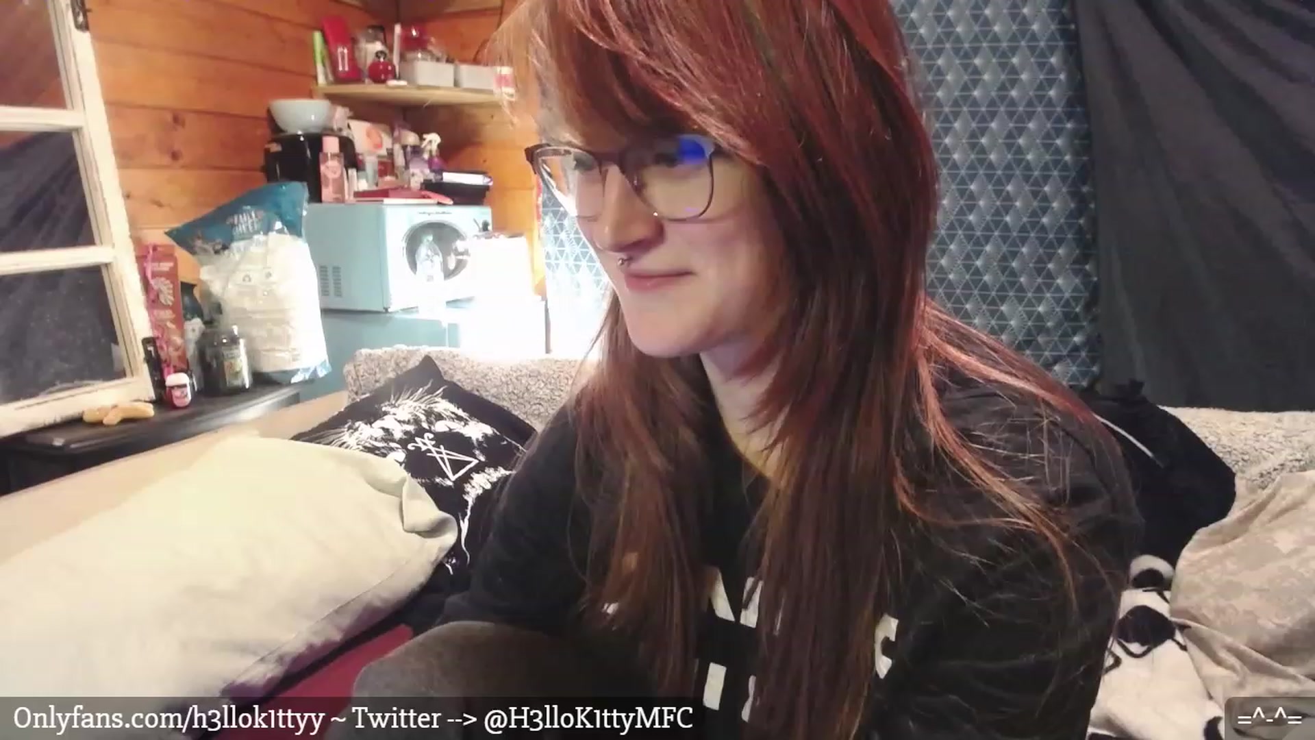 Gallery image thumbnail from H3llok1tty's myfreecams stream on, 01/08/2023, 07:31 image 14 of 20