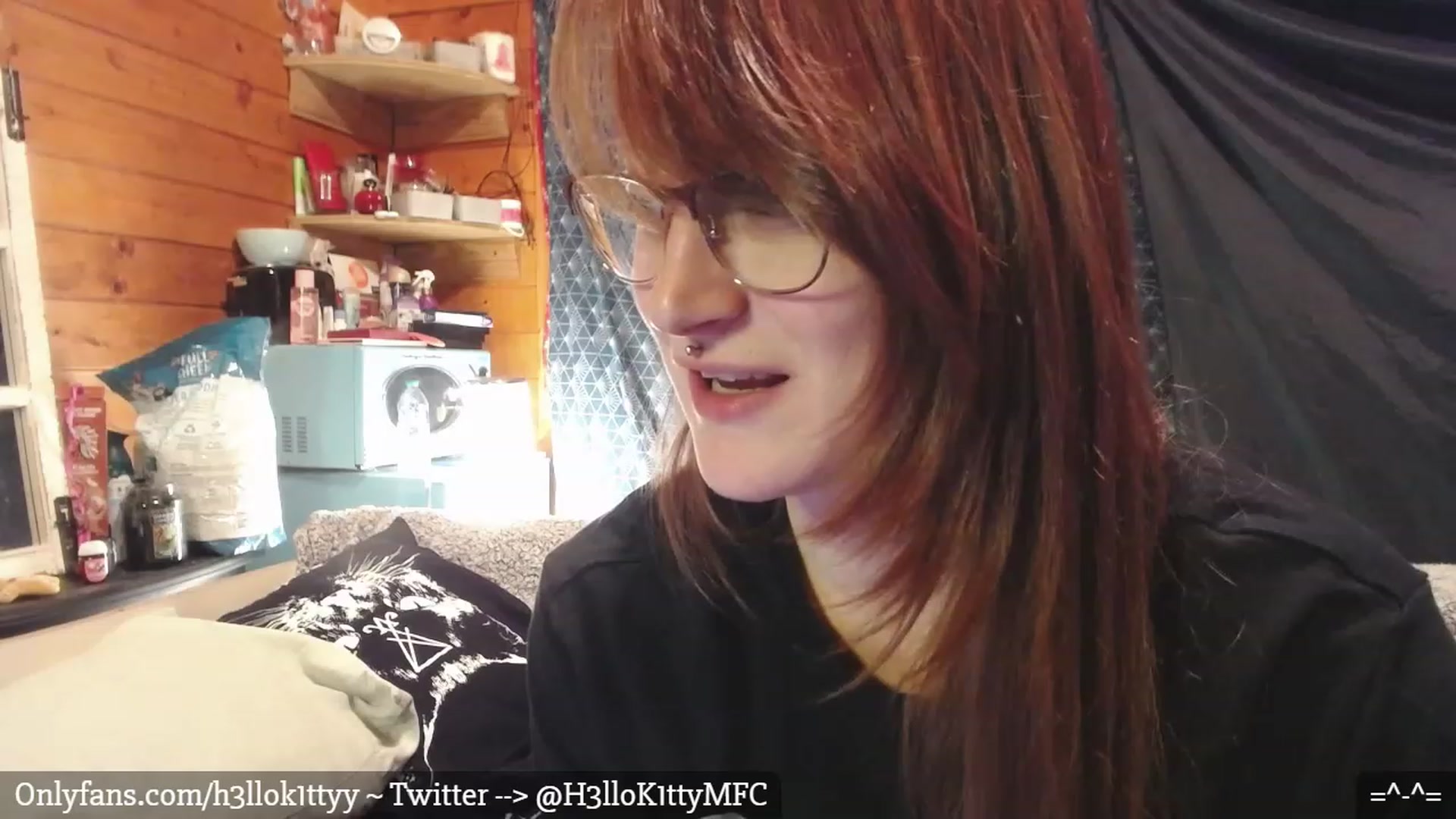 Gallery image thumbnail from H3llok1tty's myfreecams stream on, 01/08/2023, 07:31 image 10 of 20