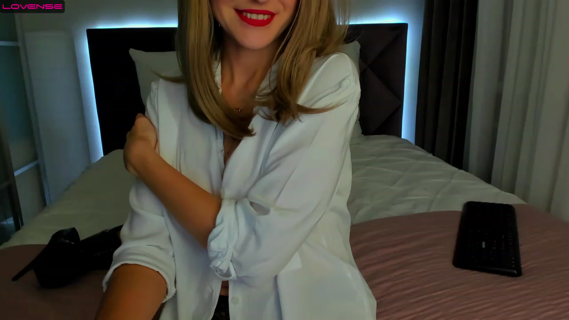 Gallery image thumbnail from HNYHelenka's myfreecams stream on, 11/22/2022, 12:29 image 16 of 20