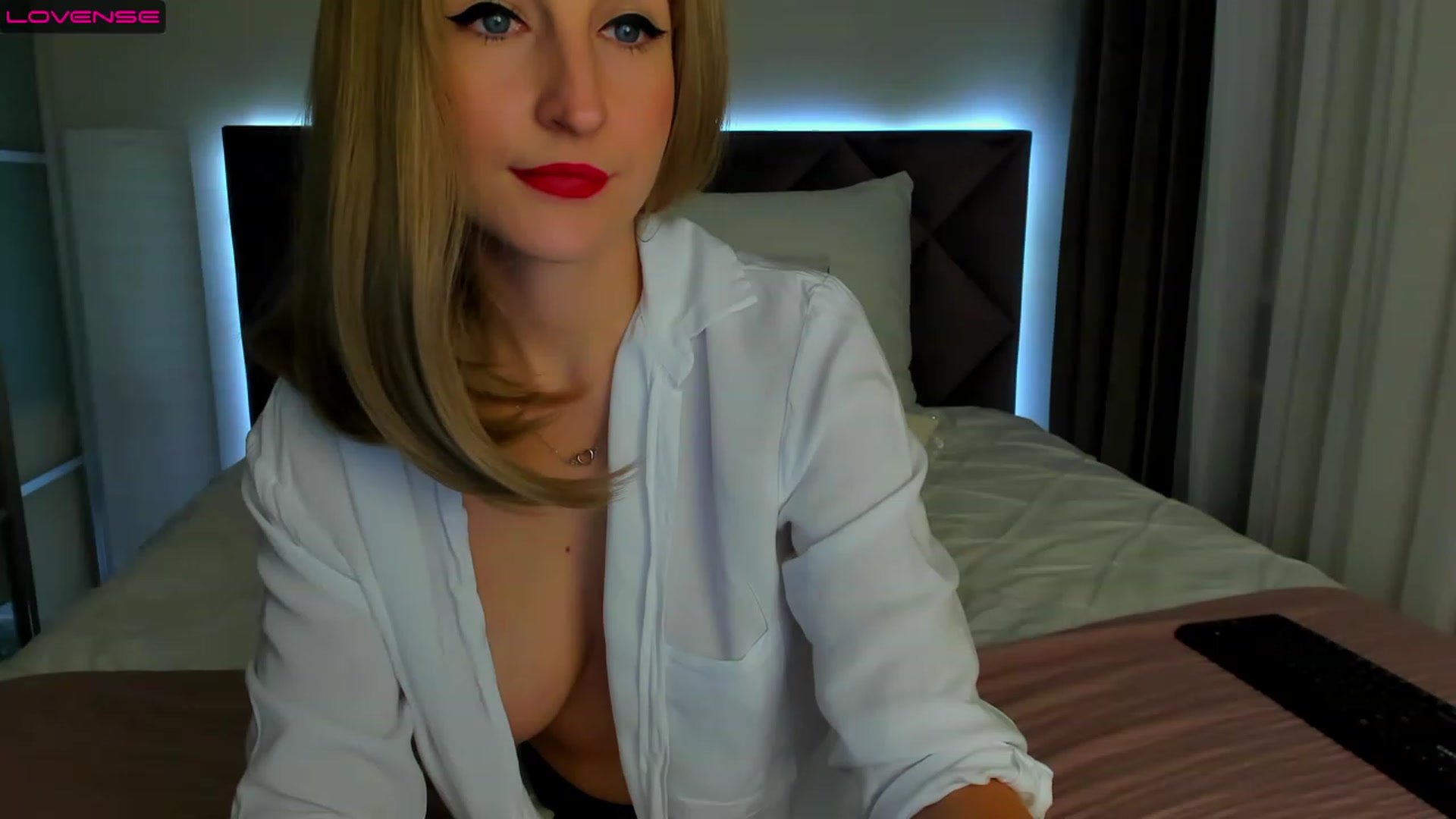 Gallery image thumbnail from HNYHelenka's myfreecams stream on, 11/22/2022, 13:32 image 2 of 20