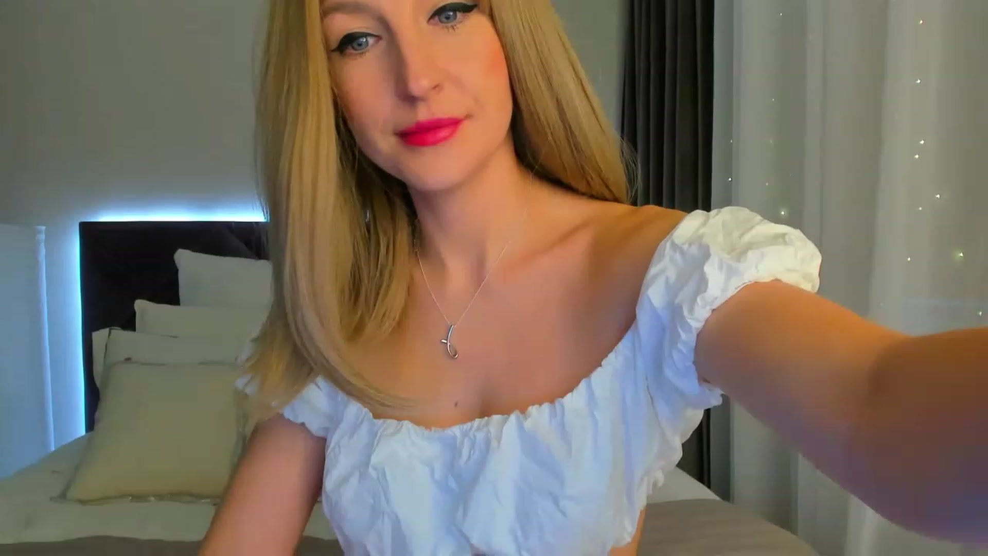 Gallery image thumbnail from HNYHelenka's myfreecams stream on, 12/09/2022, 11:36 image 5 of 20