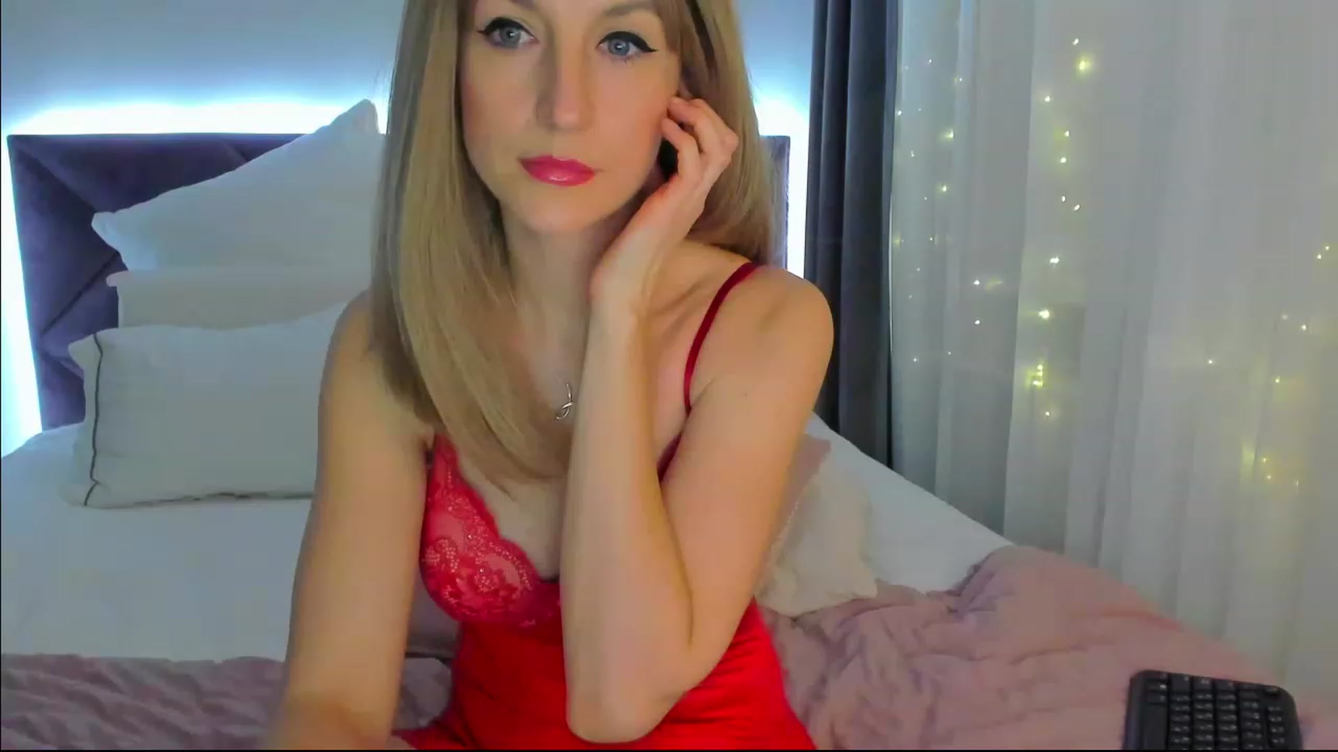 Gallery image thumbnail from HNYHelenka's myfreecams stream on, 01/10/2023, 24:11 image 2 of 20