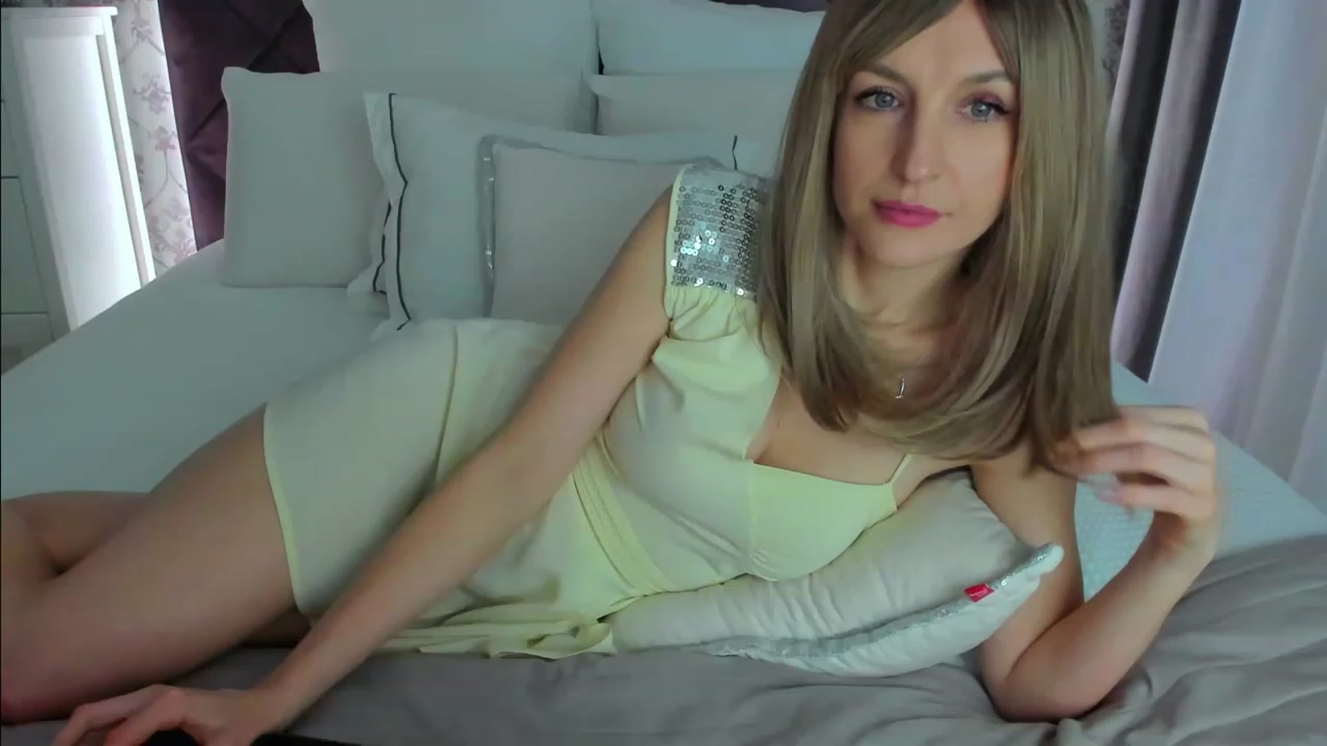 Gallery image thumbnail from HNYHelenka's myfreecams stream on, 02/04/2023, 24:06 image 16 of 20