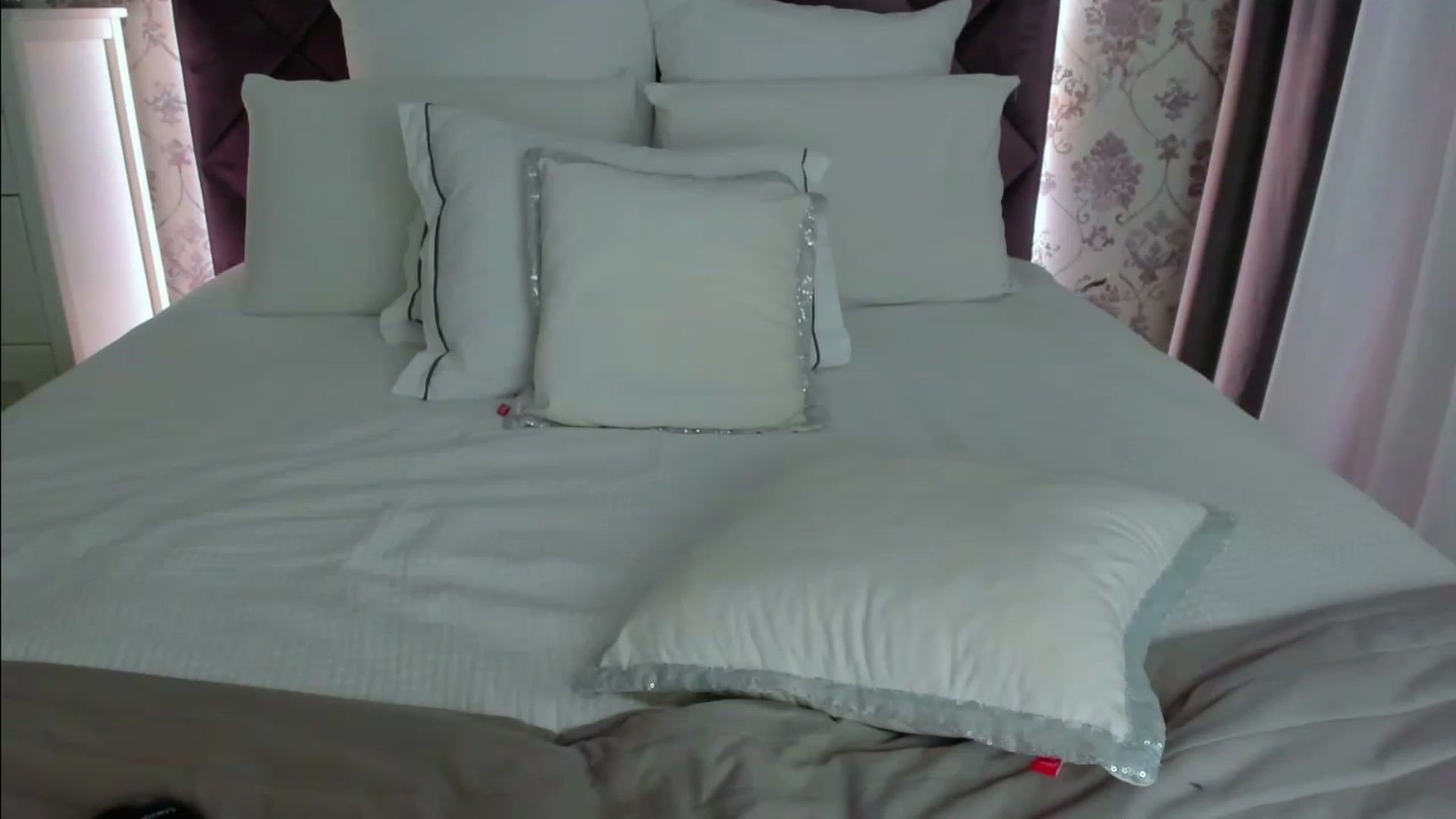 Gallery image thumbnail from HNYHelenka's myfreecams stream on, 02/04/2023, 24:06 image 17 of 20