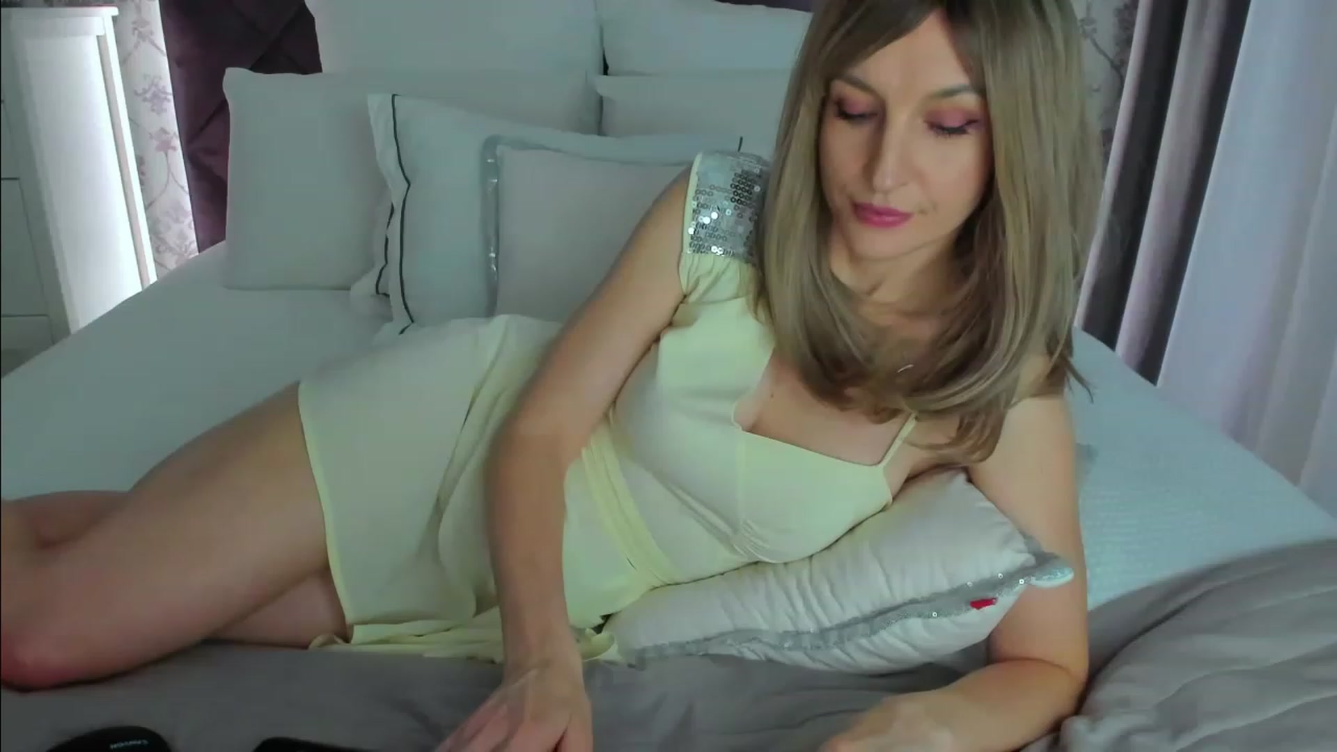 Gallery image thumbnail from HNYHelenka's myfreecams stream on, 02/04/2023, 24:06 image 13 of 20