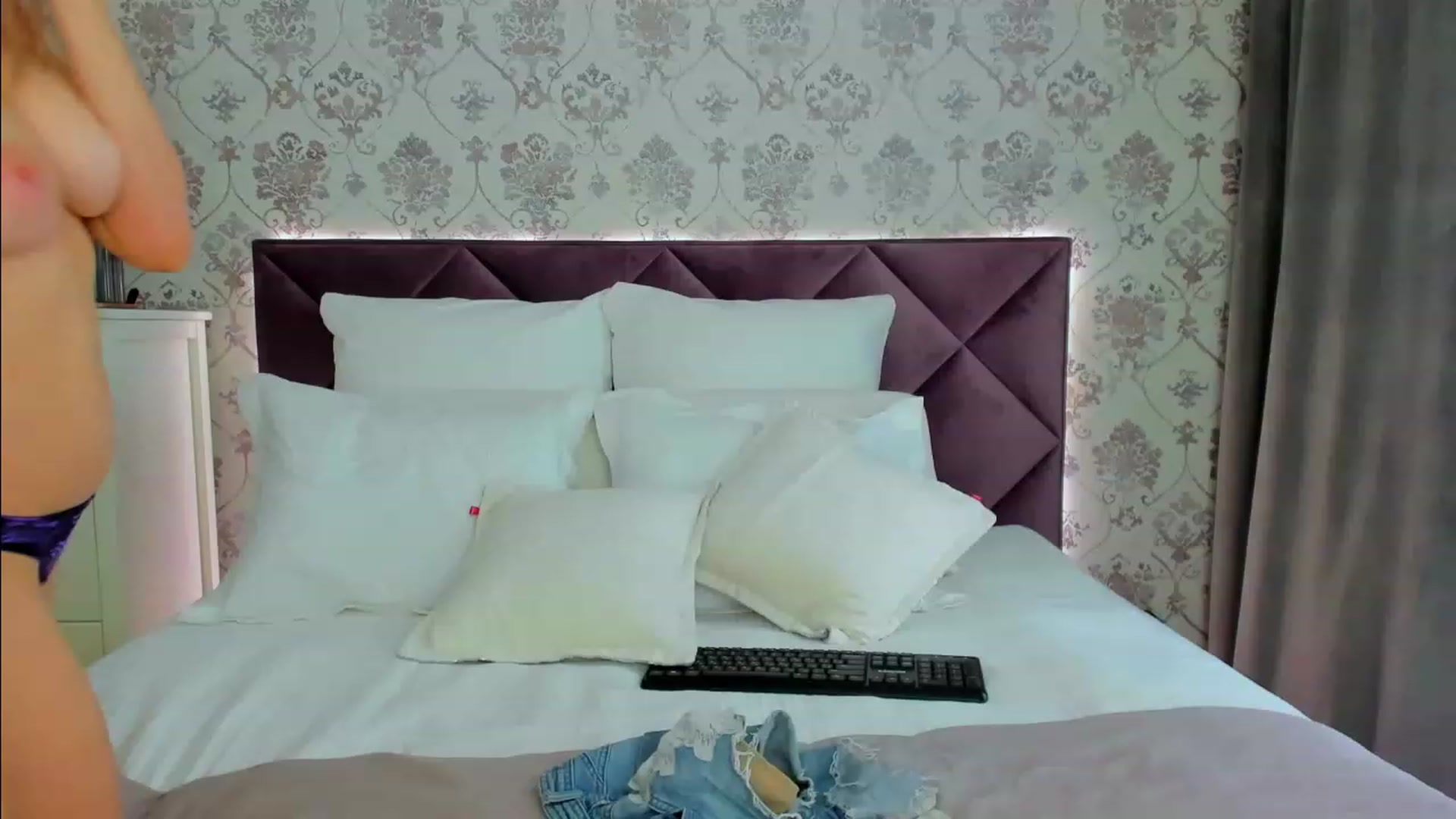 Gallery image thumbnail from HNYHelenka's myfreecams stream on, 02/28/2023, 10:23 image 6 of 20