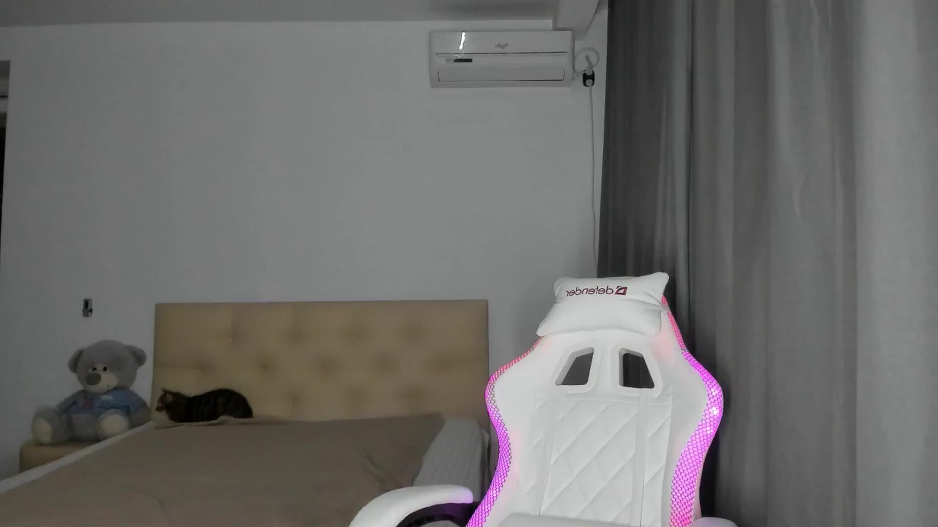 Gallery image thumbnail from HOLLYWOOD_USA's myfreecams stream on, 09/20/2024, 17:58 image 4 of 20