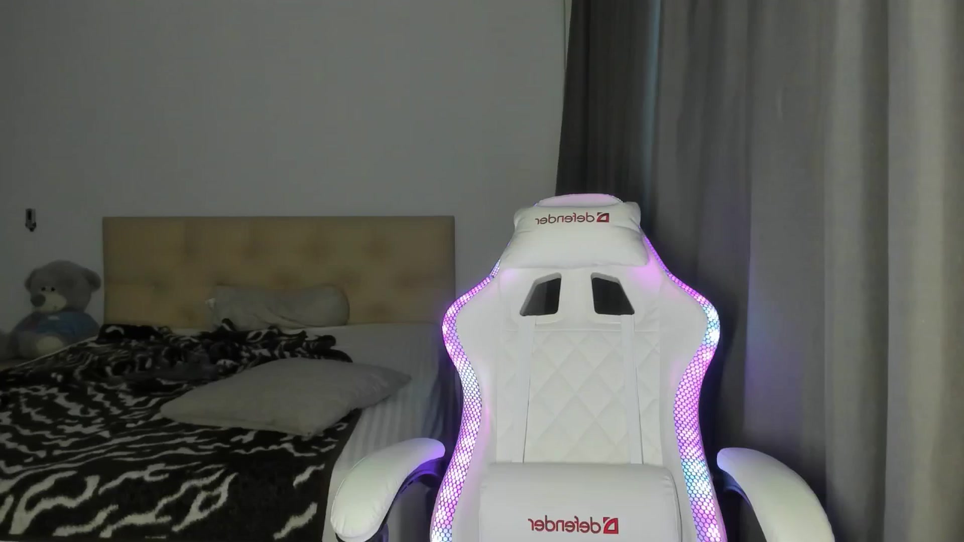 Gallery image thumbnail from HOLLYWOOD_USA's myfreecams stream on, 09/24/2024, 15:45 image 8 of 20