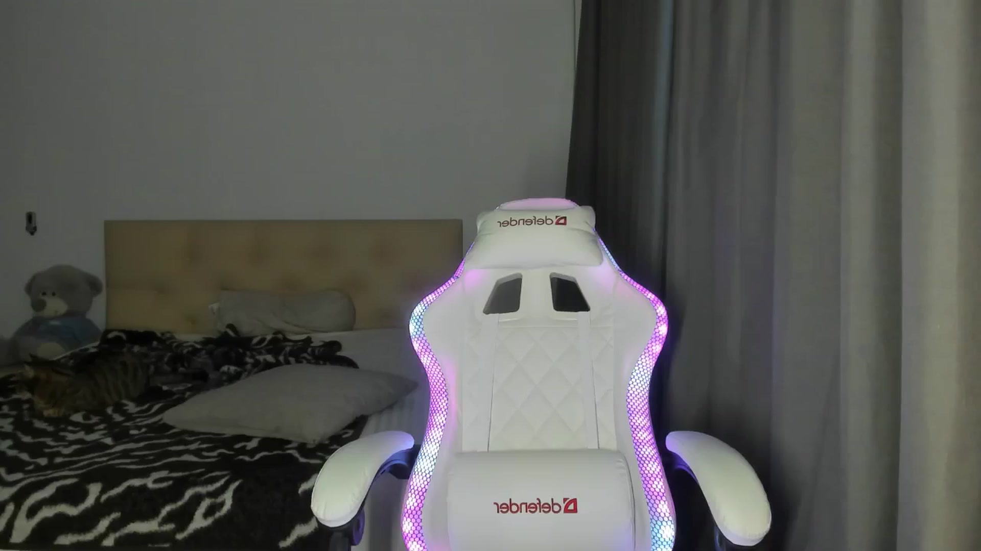 Gallery image thumbnail from HOLLYWOOD_USA's myfreecams stream on, 09/24/2024, 15:45 image 12 of 20