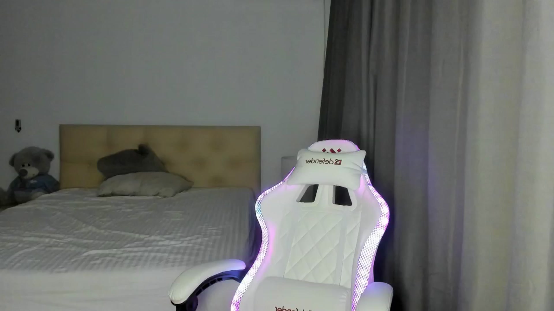 Gallery image thumbnail from HOLLYWOOD_USA's myfreecams stream on, 09/28/2024, 20:51 image 11 of 20