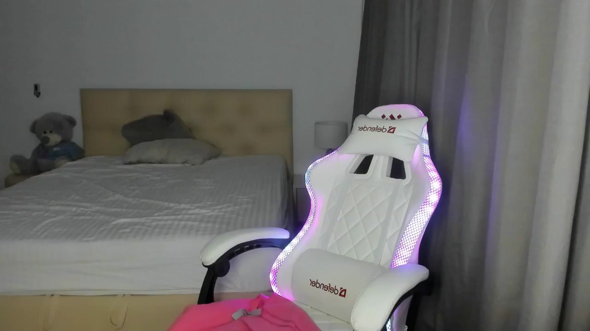 Gallery image thumbnail from HOLLYWOOD_USA's myfreecams stream on, 09/28/2024, 20:51 image 13 of 20