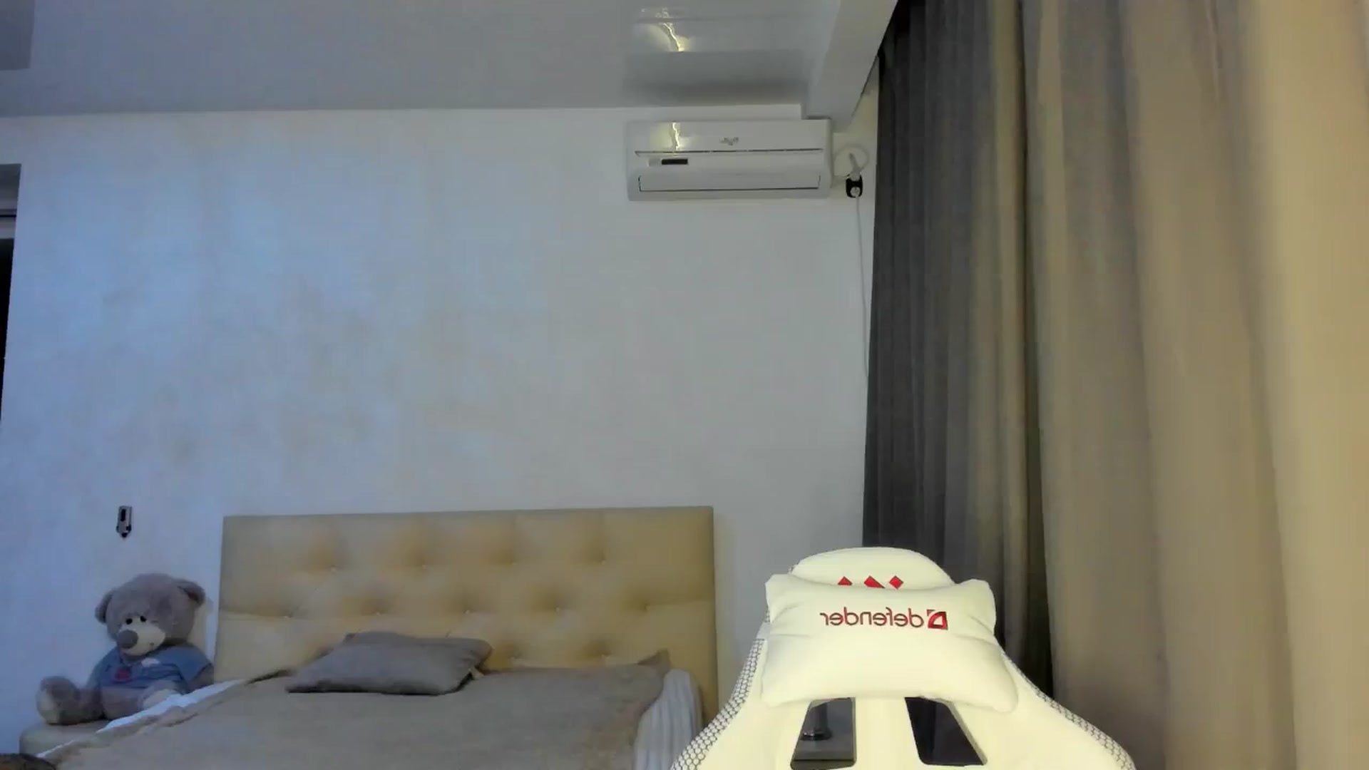 Gallery image thumbnail from HOLLYWOOD_USA's myfreecams stream on, 09/29/2024, 19:24 image 10 of 20