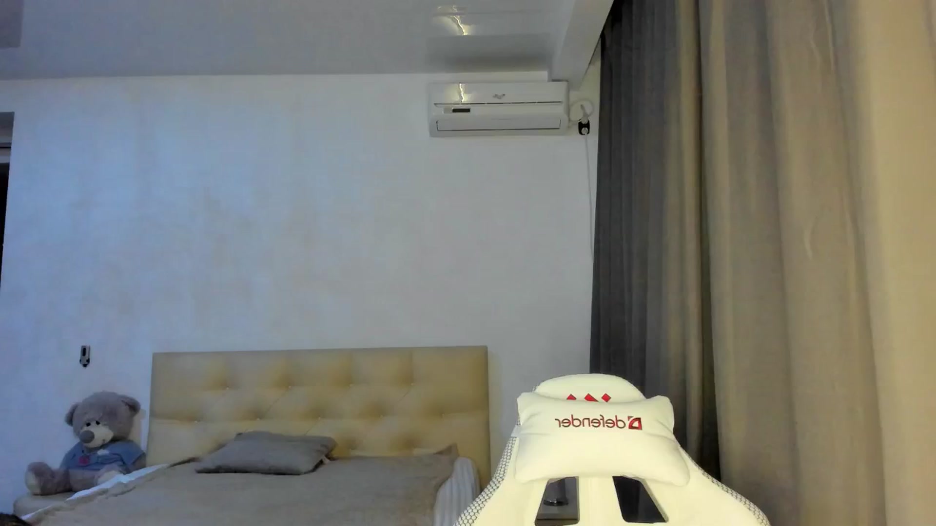 Gallery image thumbnail from HOLLYWOOD_USA's myfreecams stream on, 09/29/2024, 19:24 image 9 of 20
