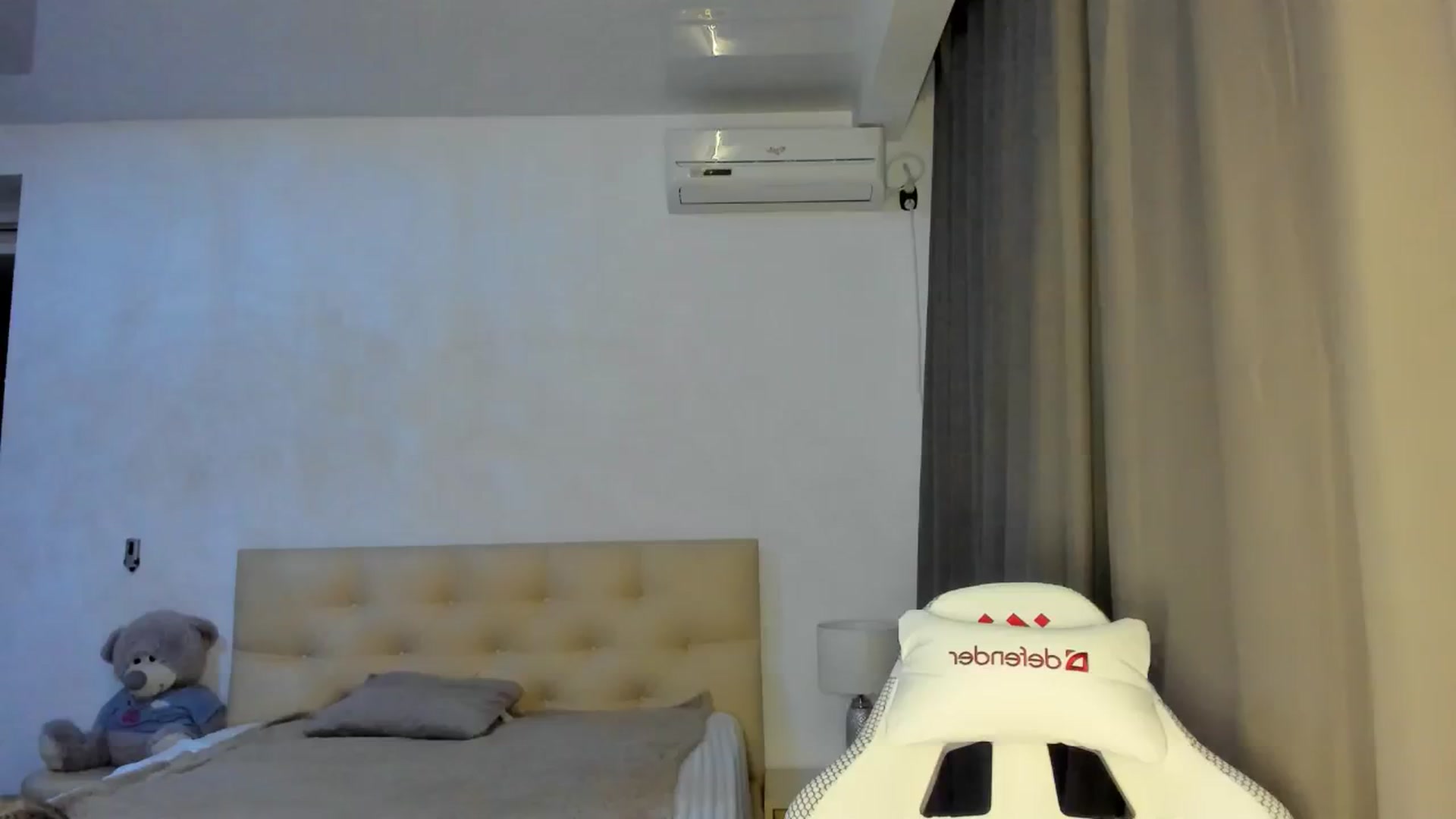 Gallery image thumbnail from HOLLYWOOD_USA's myfreecams stream on, 09/29/2024, 19:24 image 12 of 20