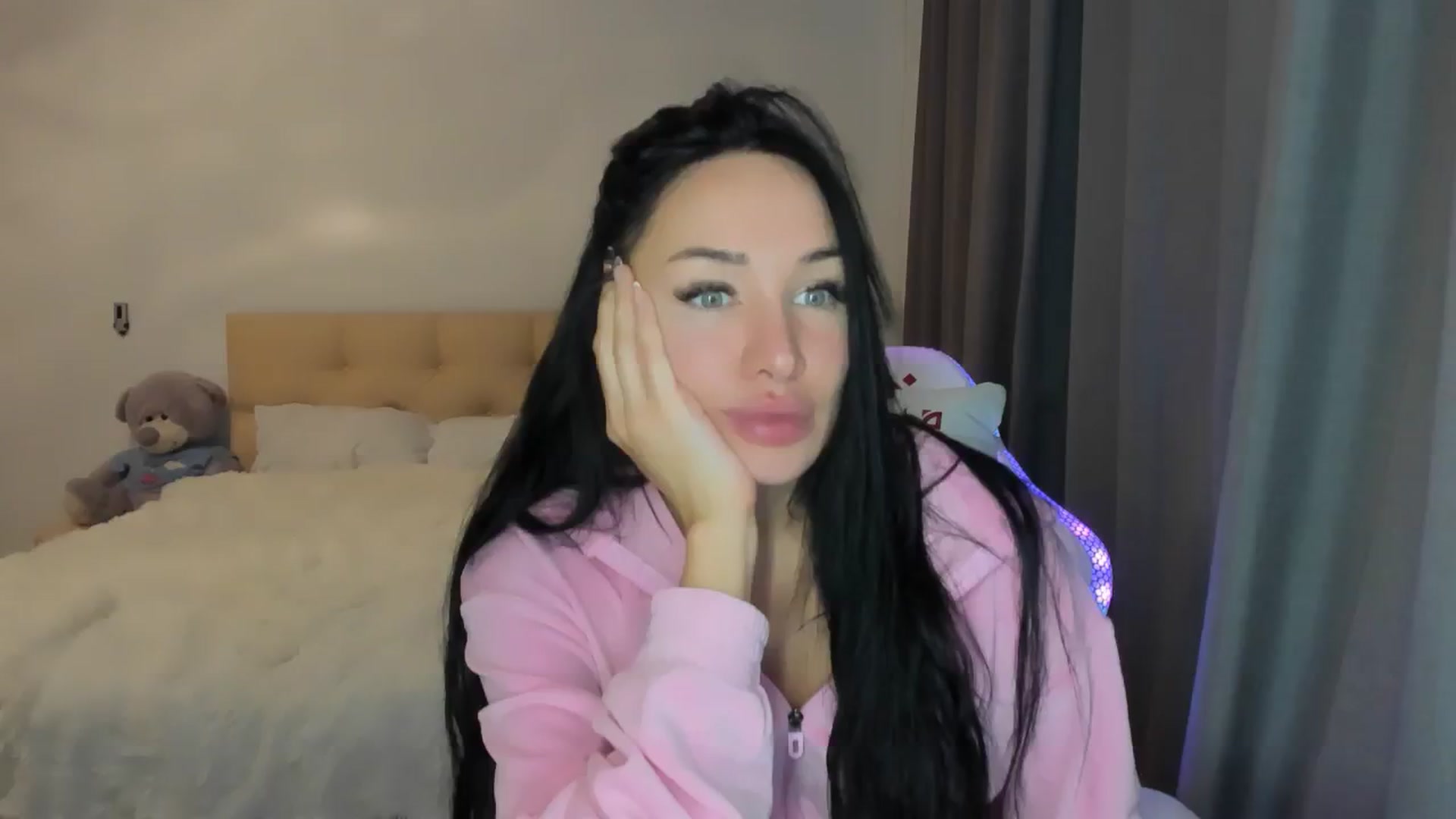 Gallery image thumbnail from HOLLYWOOD_USA's myfreecams stream on, 10/07/2024, 17:58 image 1 of 20