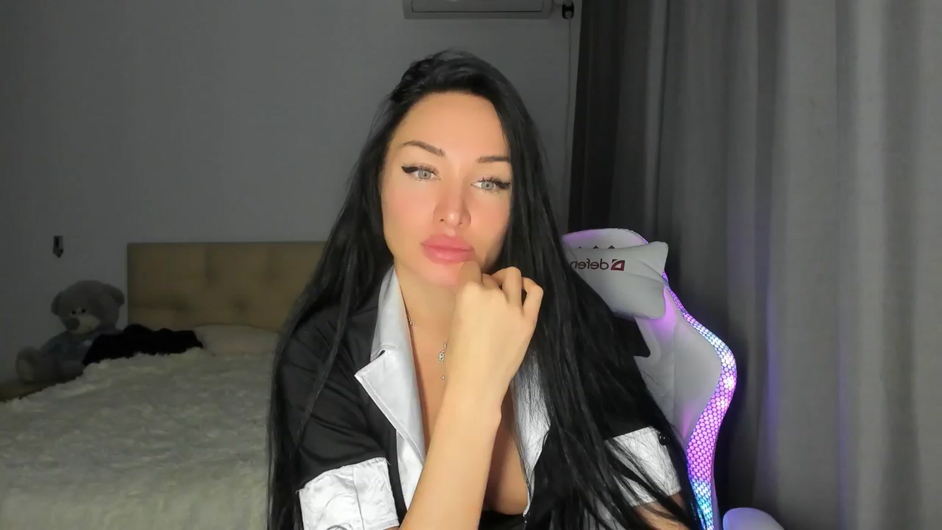 Gallery image thumbnail from HOLLYWOOD_USA's myfreecams stream on, 10/13/2024, 21:38 image 7 of 20